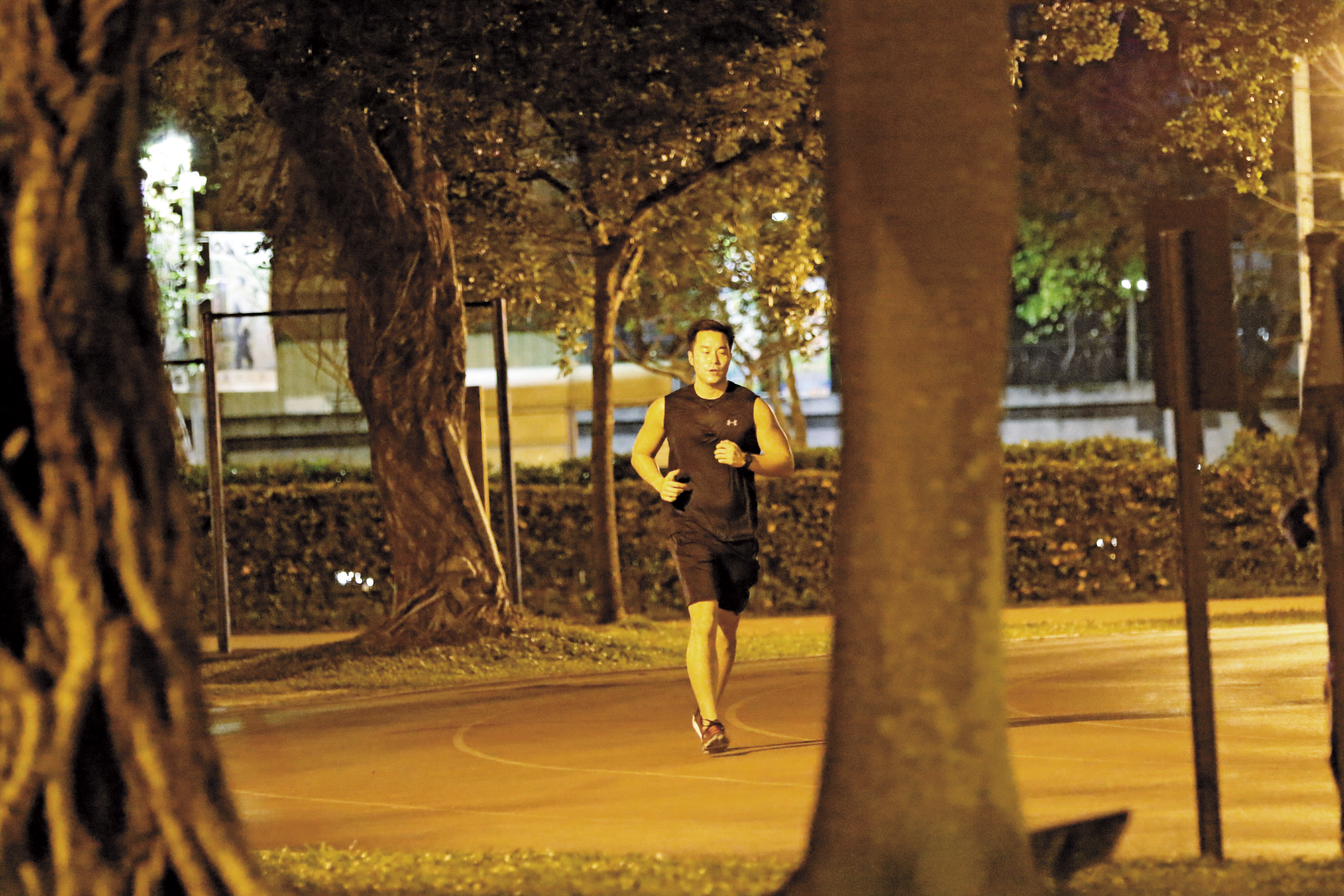 張孝全離家慢跑，有時若有所思，有時又一副滿面春風。