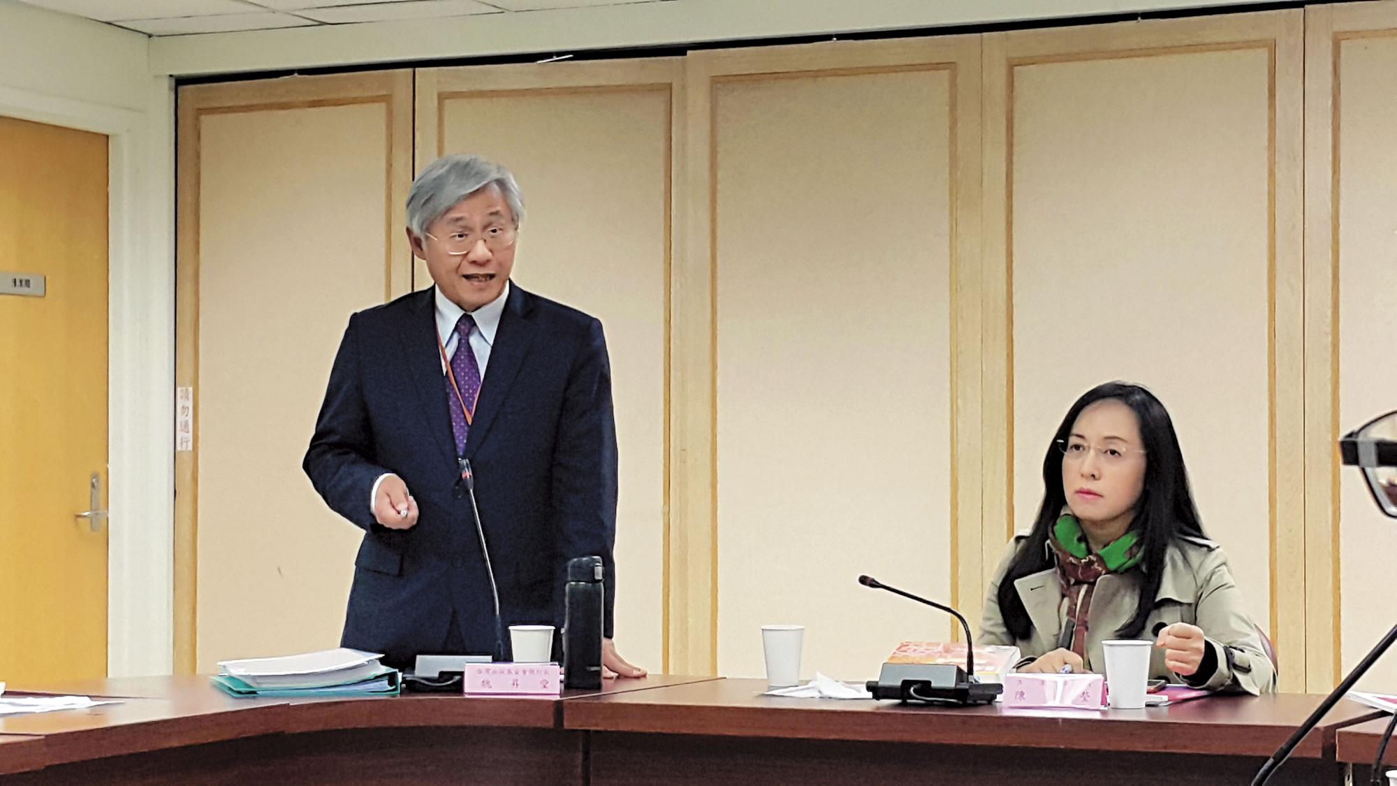 立委陳瑩（右）親赴台灣血液基金會追查阿銘遭輸愛滋血事 件，誓言為每位受害者討回公道。左為台灣血液基金會執行長魏昇堂。