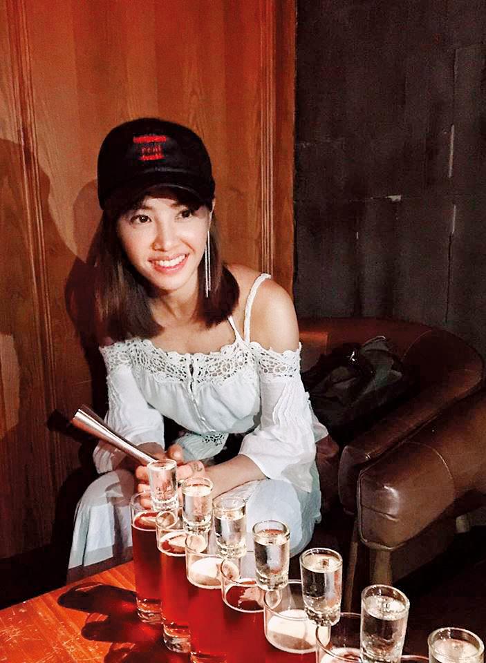 蔡依林慶生趴到酒吧續攤,男友錦榮卻缺席,當時就有現場賓客感覺「怪怪的」。(翻攝自蔡依林臉書)