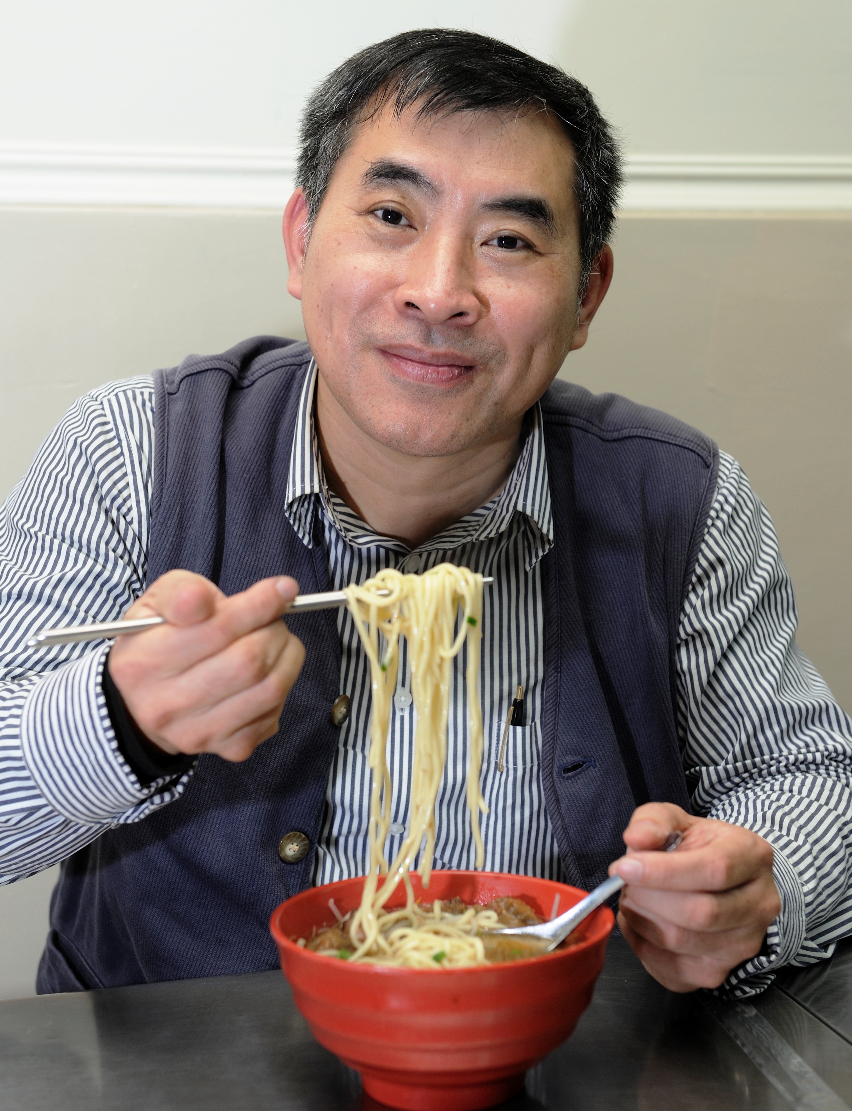 有國外客戶指名要吃在地小吃，魏敏聰都會推薦在地人都捧場的「豐原排骨麵」。