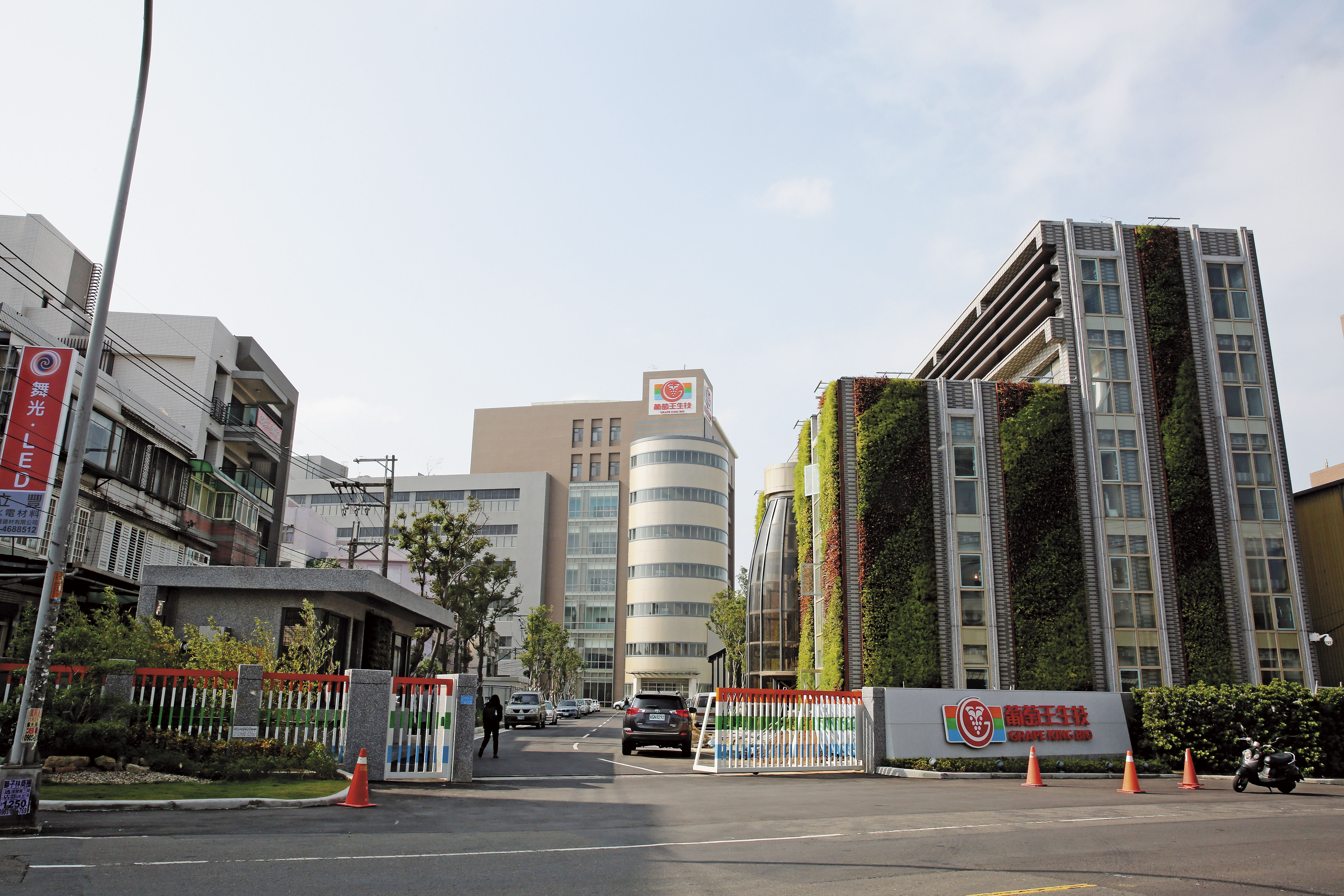 葡萄王在桃園市平鎮區新蓋生技園區，嶄新廠房成為當地明顯地標。