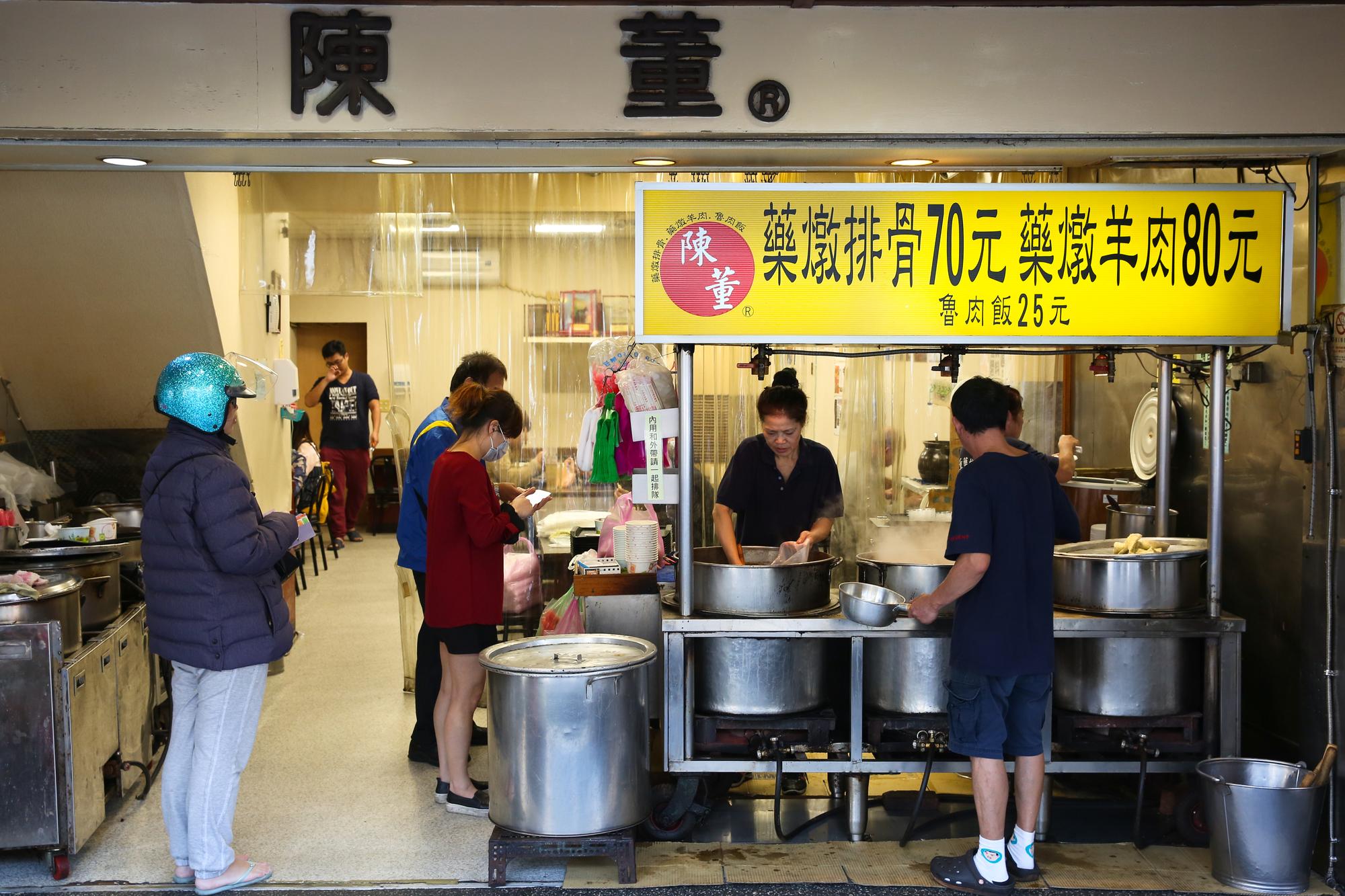 陳董藥燉排骨為饒河夜市知名老店(圖為八德店)。
