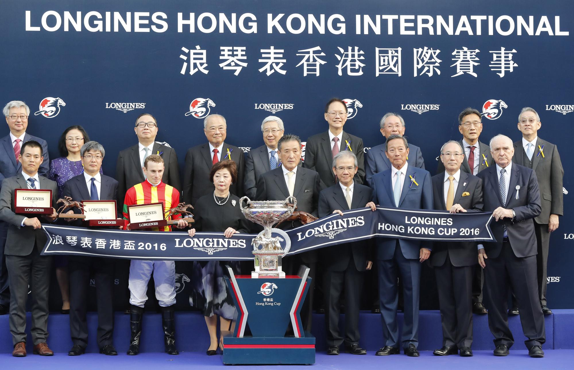 參賽馬匹共有五十三匹,其中二十六匹來自海外。圖中為獨得1200萬港幣獎金的日本馬主夫婦,騎師(下排左三)則是浪琴表全球最佳騎師獎得主Ryan MOORE。