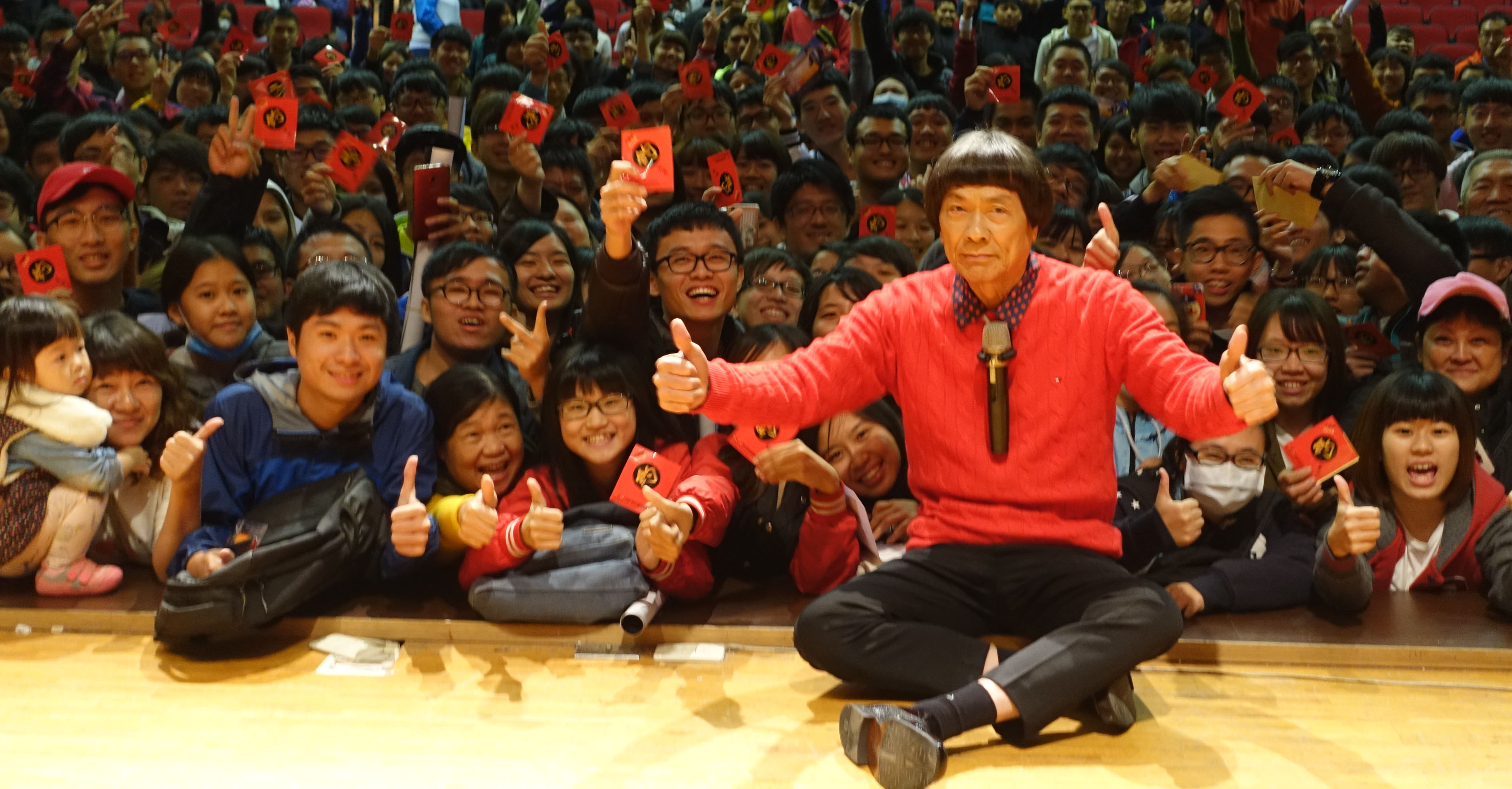 阿公阿嬤擠進屏東科大　豬哥亮：有你們真好