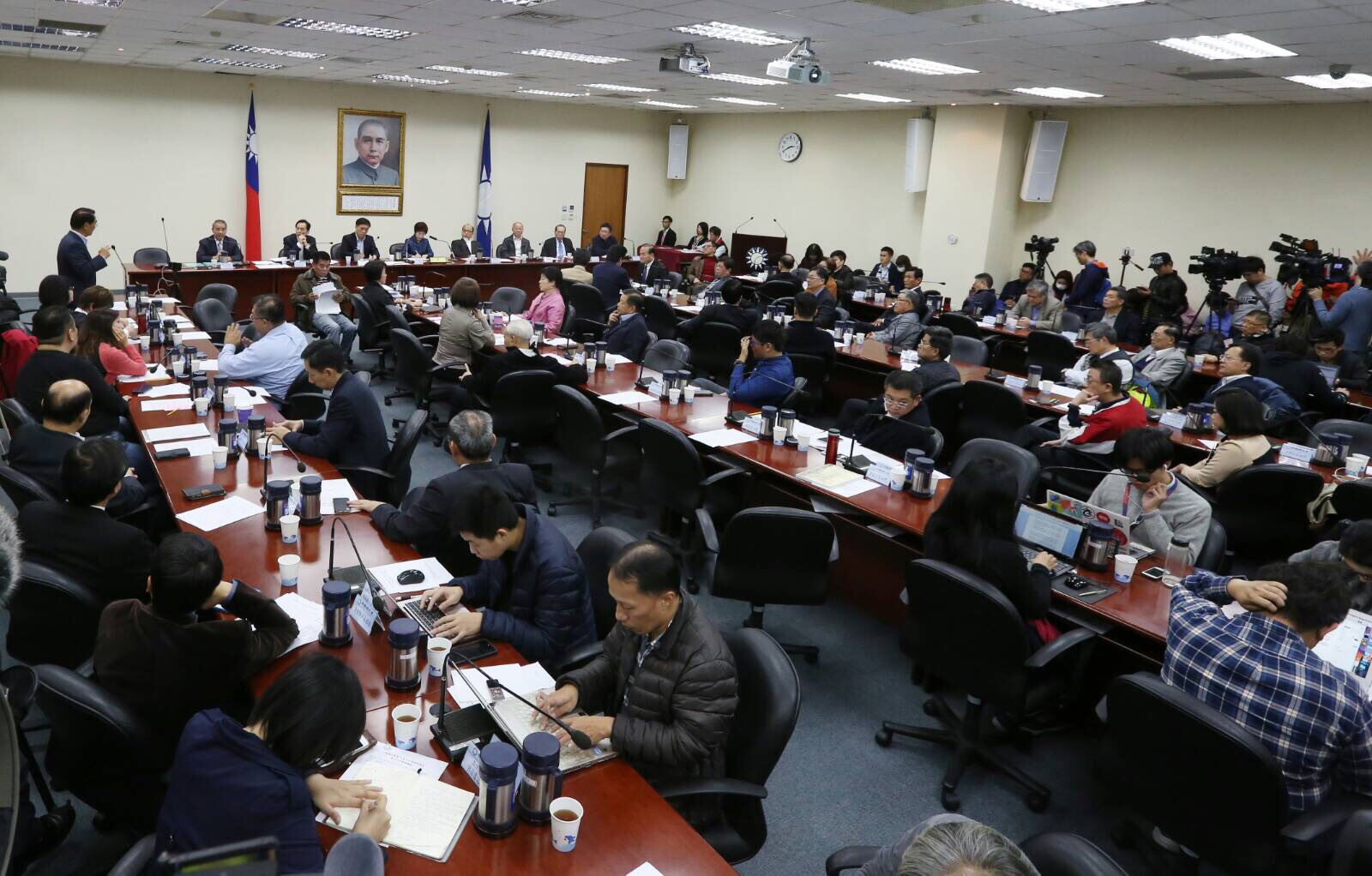 為避免黨主席洪秀柱橫生枝節，今天中常委們幾乎全數到場開會。