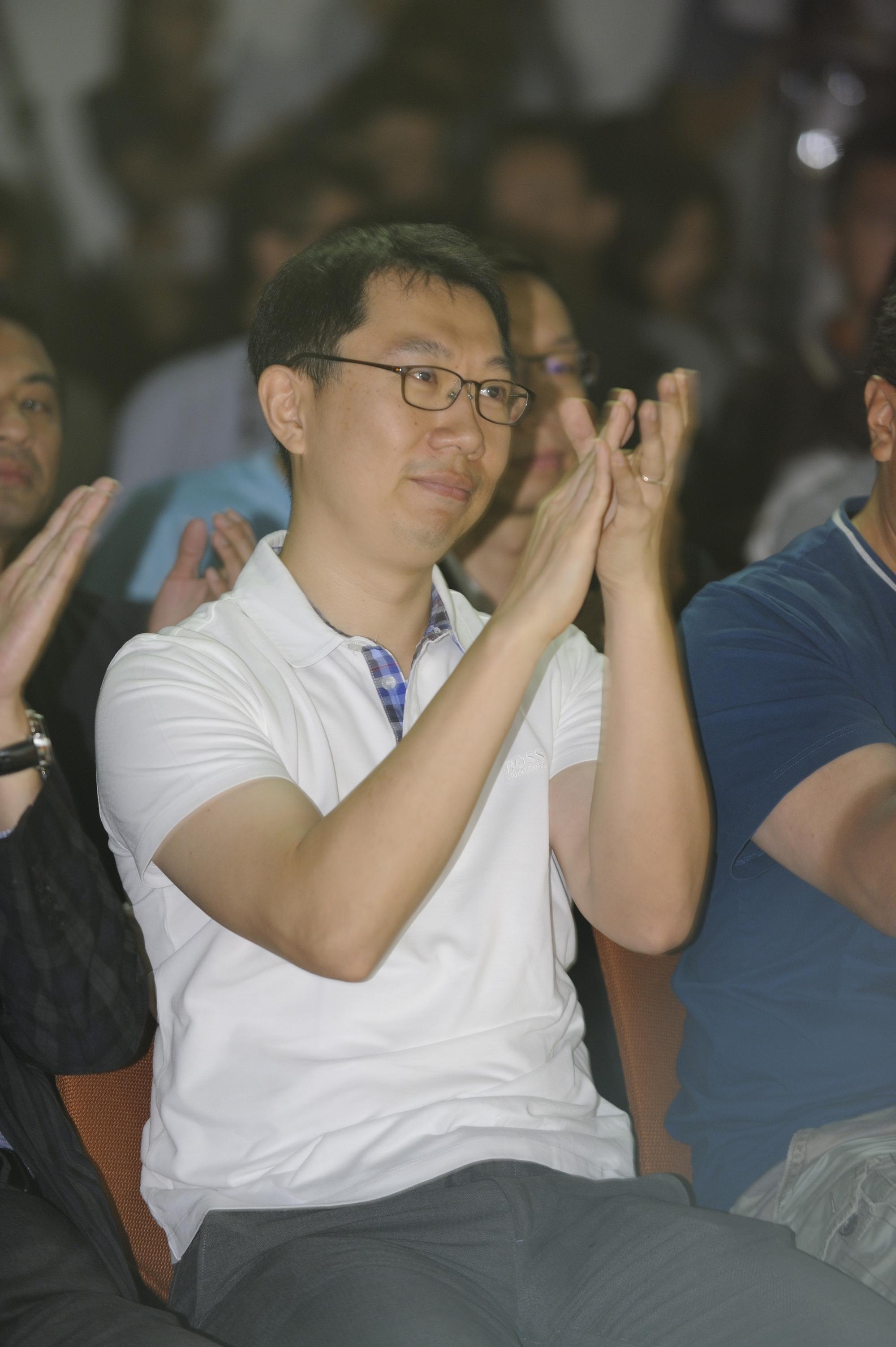 郭董長子郭守正這次也成了夏普十代廠的股東。