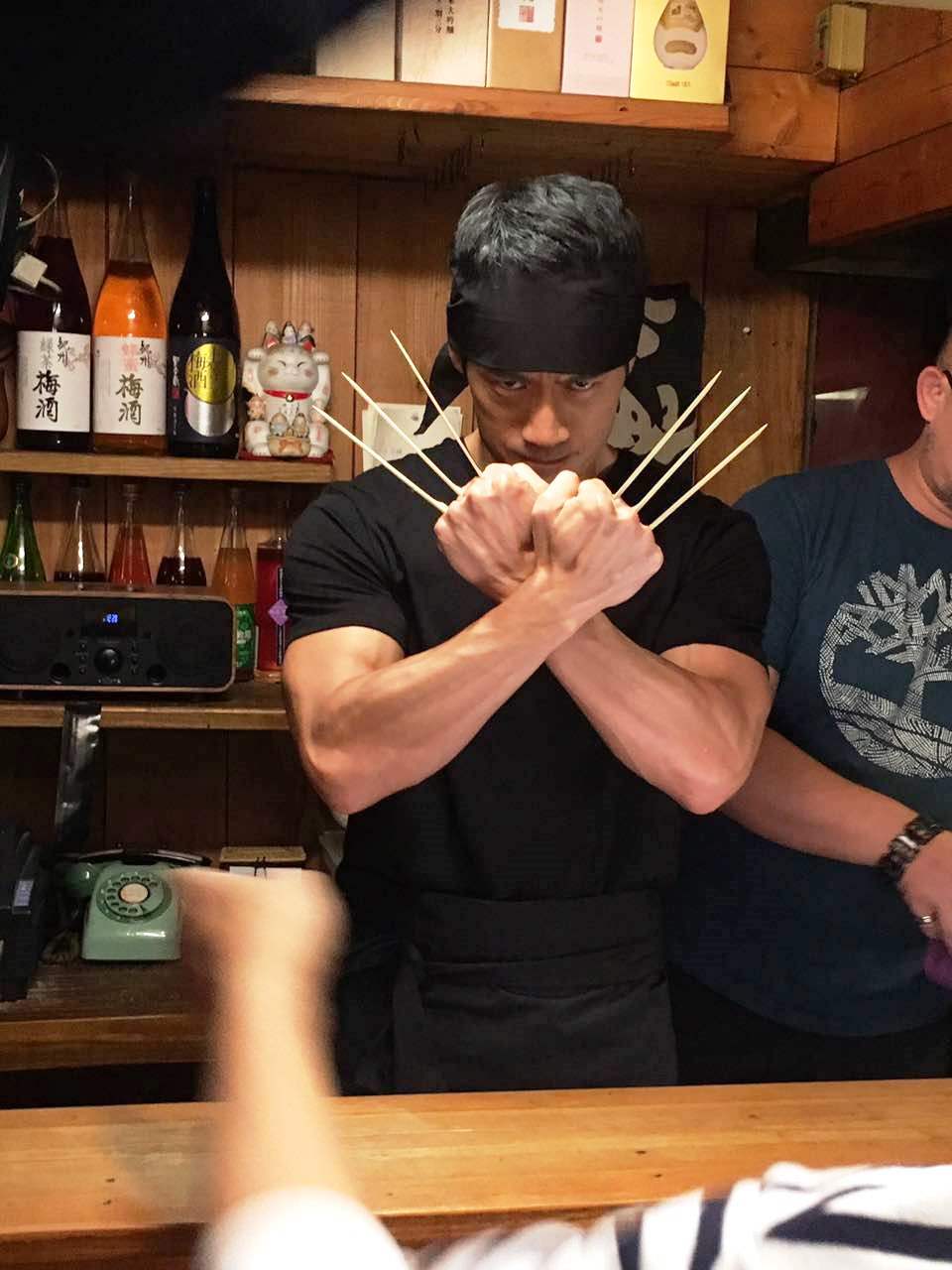 私下的路斯明愛搞笑，拿起竹籤扮起金鋼狼，表情動作都很到位。