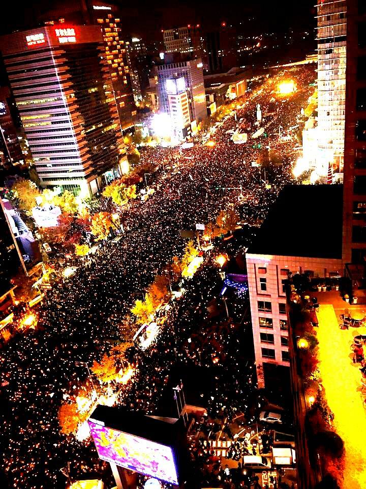 「倒朴」燭光示威規模,在11月12日,首次突破百萬,場面壯觀。(攝影:楊虔豪)