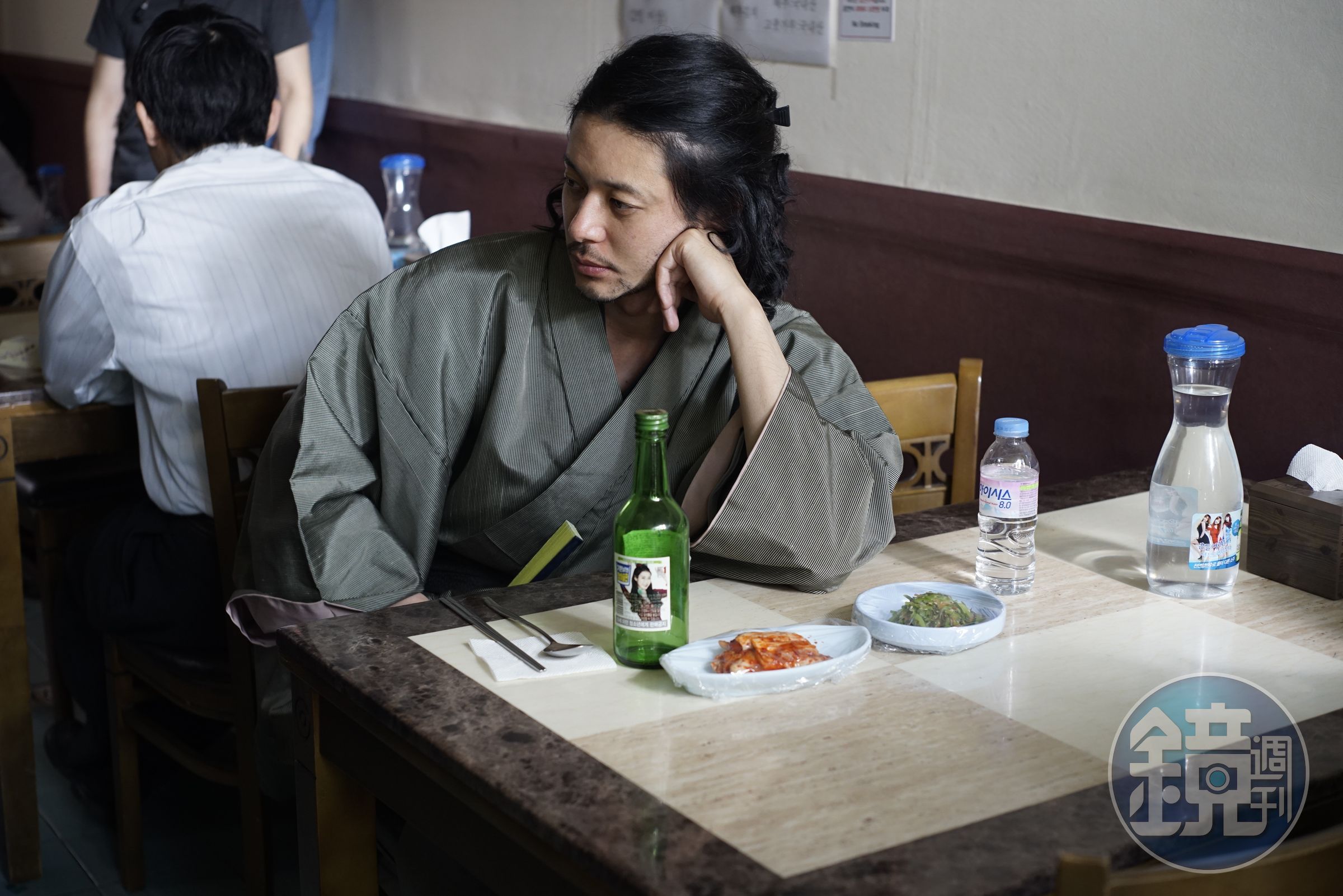 男星小田切讓也出現在《深夜食堂》第四季，還同時演出兩個角色，一個是警察，另外一個就是在首爾出現要酒喝的客人。難道會跟電影版《深夜食堂2》的故事有關嗎？（《深夜食堂》也要漫威化了嗎）