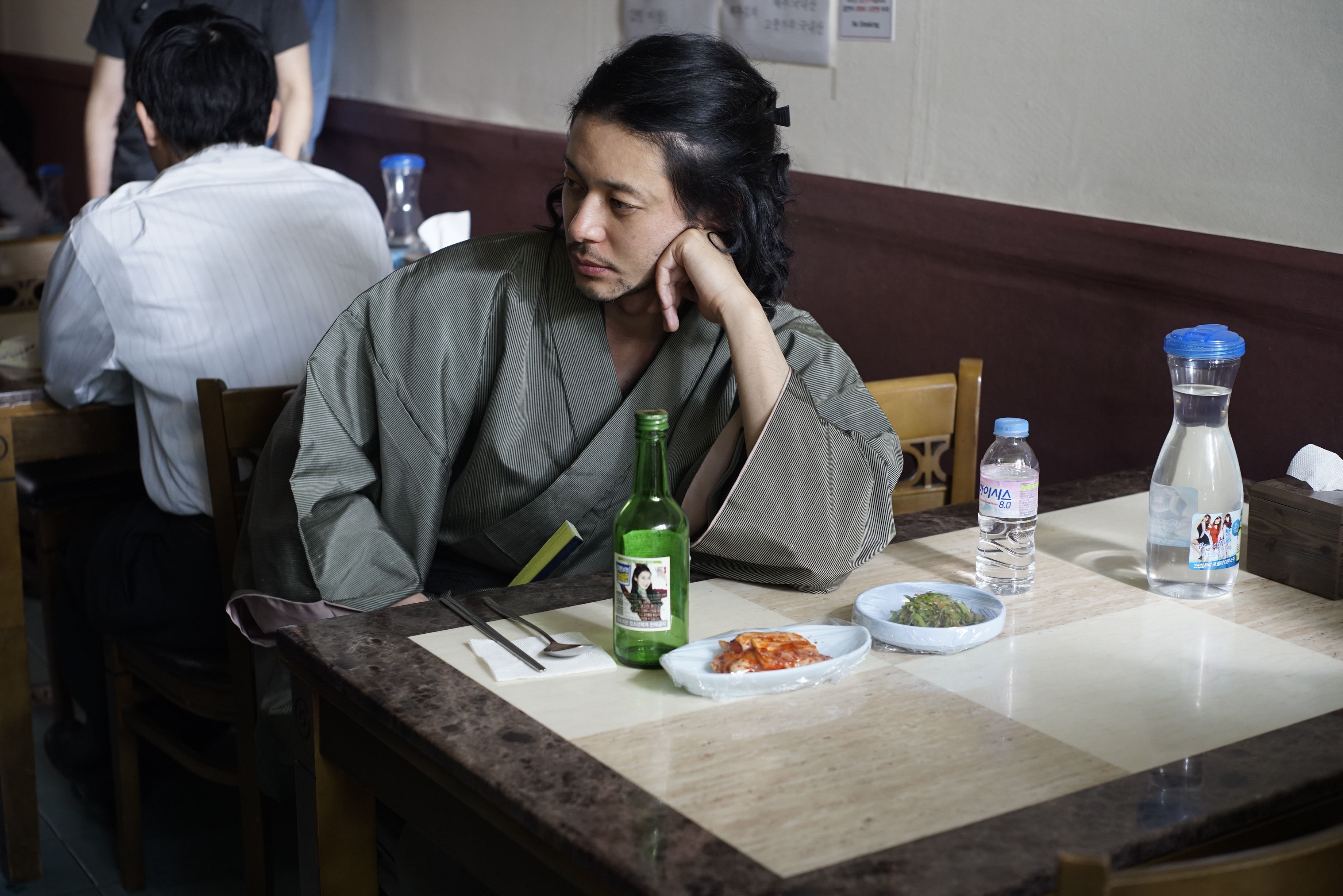 男星小田切讓也出現在《深夜食堂》第四季，還同時演出兩個角色，一個是警察，另外一個就是在首爾出現要酒喝的客人。難道會跟電影版《深夜食堂2》的故事有關嗎？（《深夜食堂》也要漫威化了嗎）