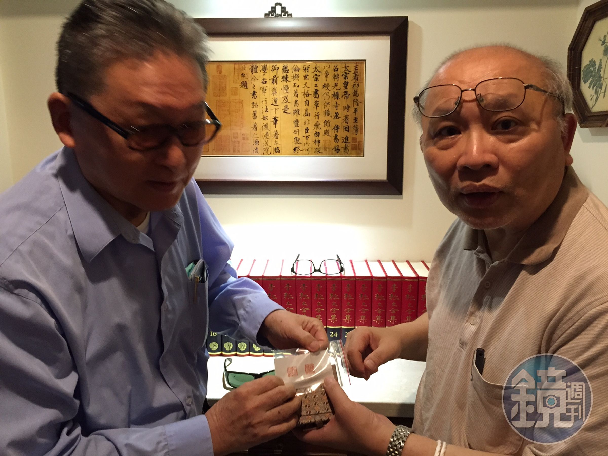 胡適曾題字送給李敖（左），陳耀昌（右）某次花了一百萬買下作為紀念。（陳耀昌提供）