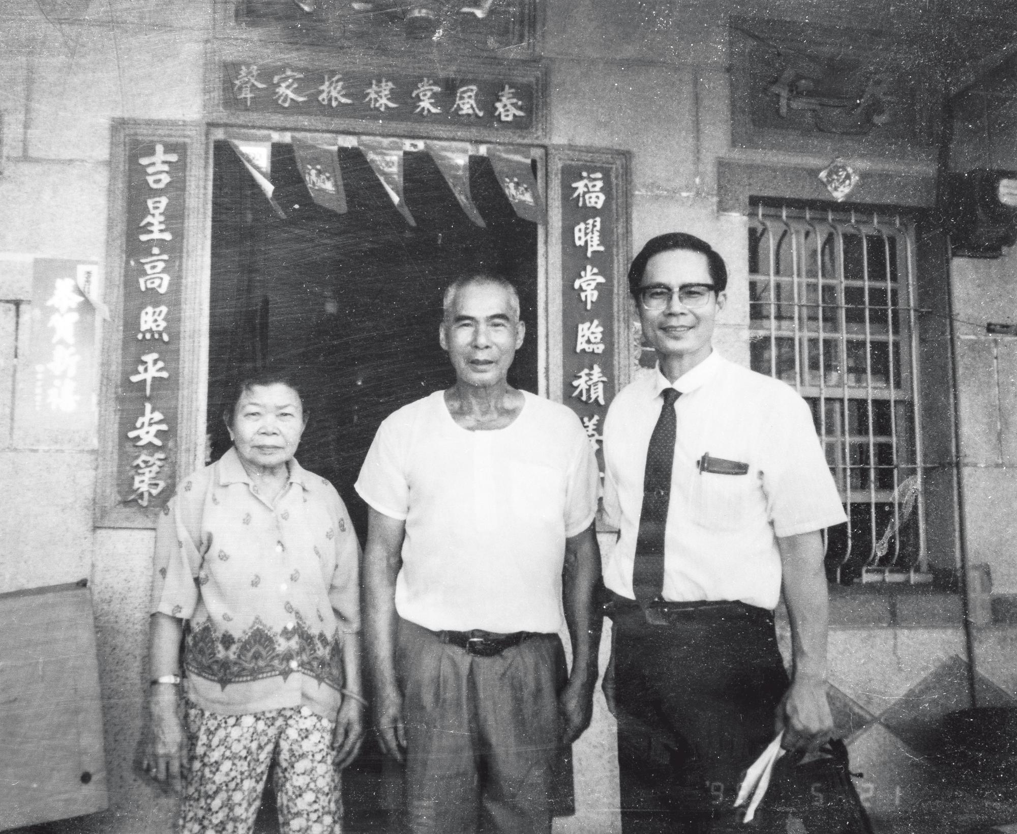 在屏東東港出生長大,林幸雄(右1)原是農家之子,父母親 放手讓他學藝術,後來他也成為畫家光耀門楣。(林幸雄提供)