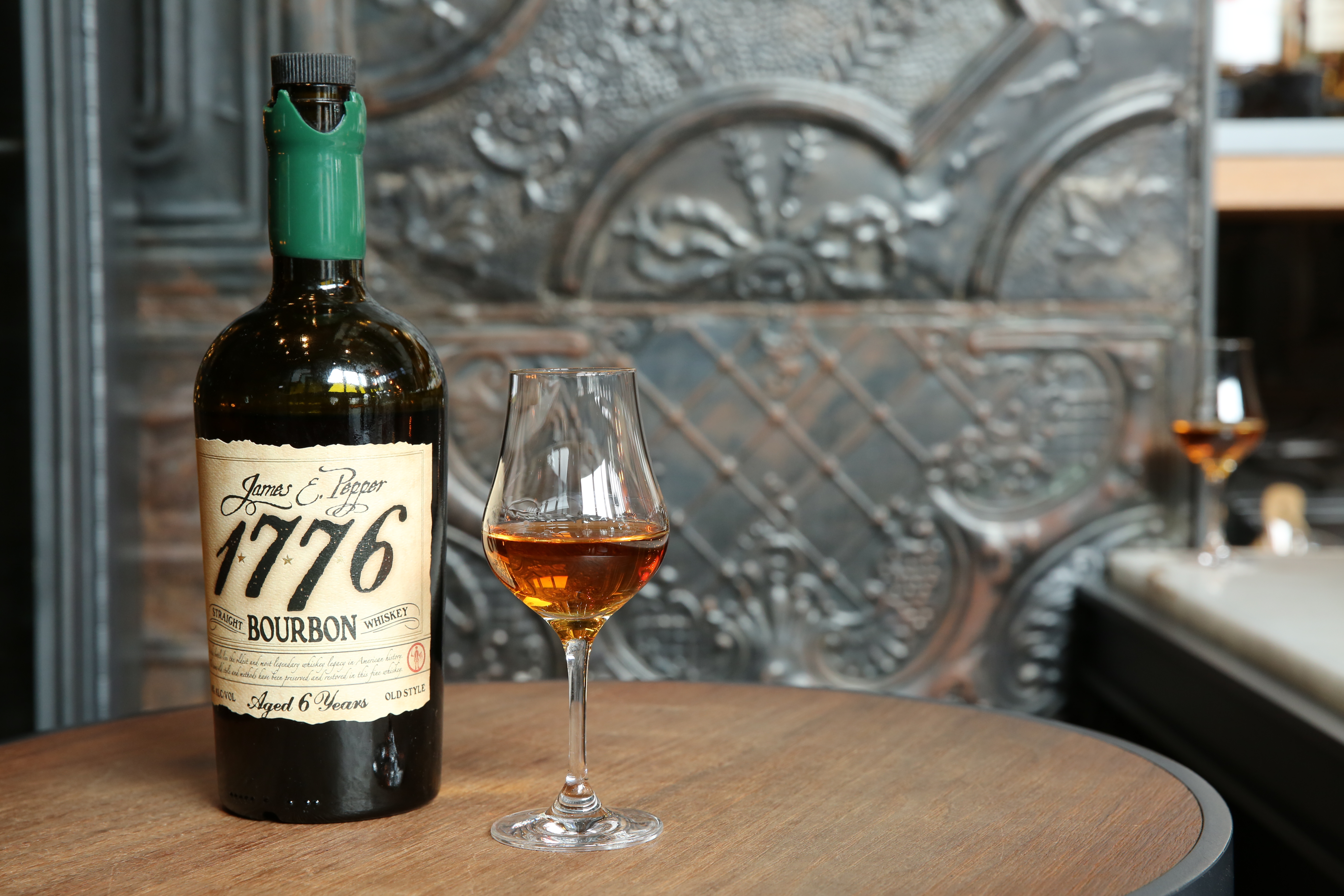 「James E. Pepper 1776 Bourbon」以波本酒體搭出清淡牛肚的衝突味。（350元／杯）