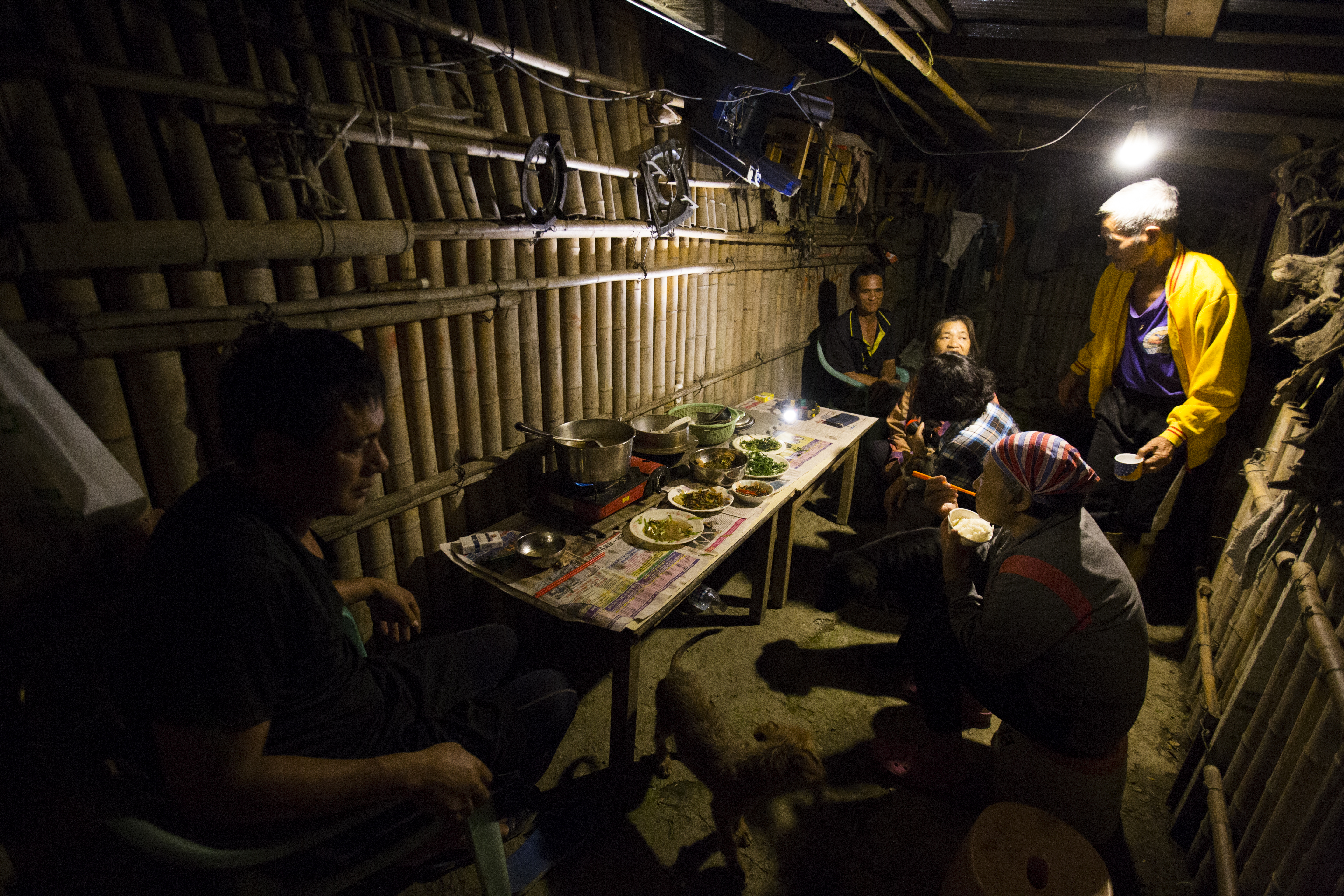 夜裡，部落的居民一同來到Yaya的住家用餐談天。