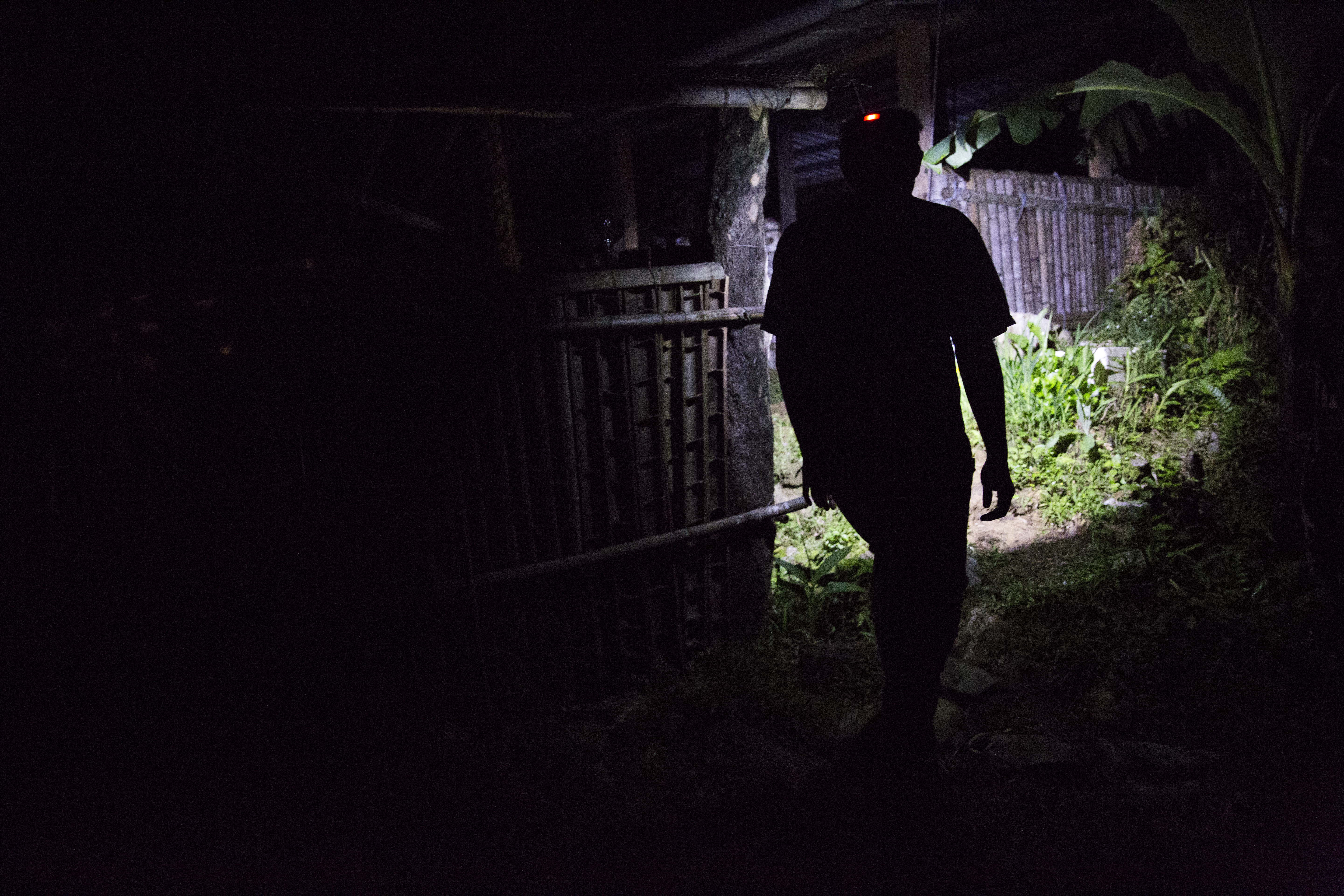 走出了住家的照明範圍，在村落中人們依舊必須靠著頭燈與手電筒來行動。