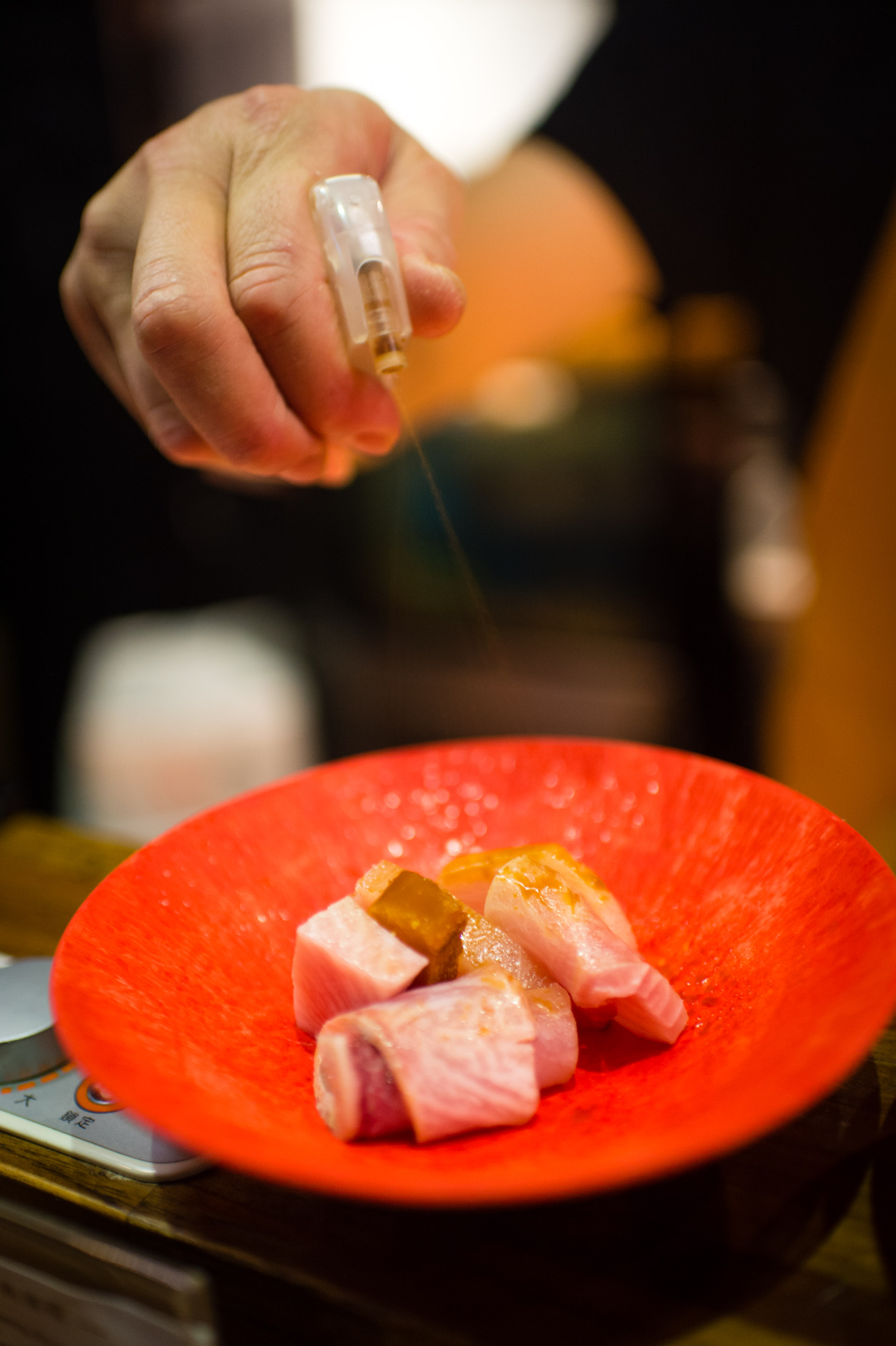 噴上日本生魚片專用的醬油，完成。