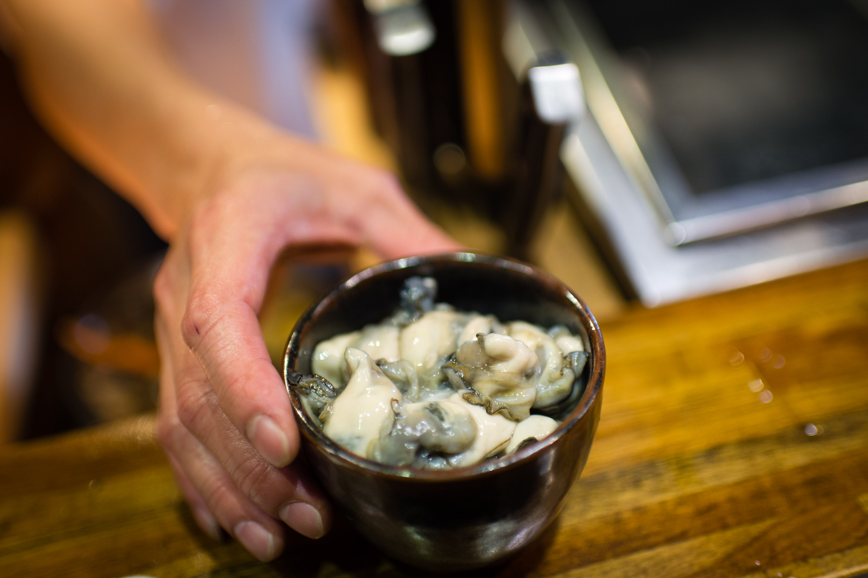 另一邊正在料理的，是巨無霸鮮蚵。