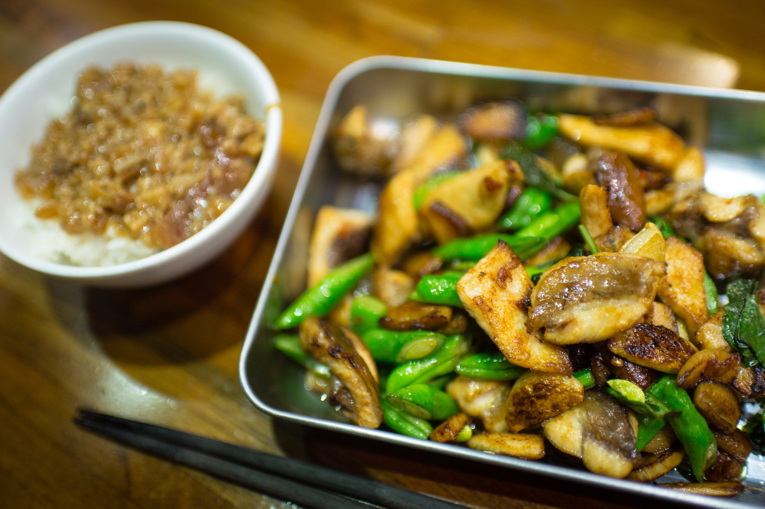 高級白旗魚背三角的皮邊肉，馬上成了一盤無敵下飯的熱炒。