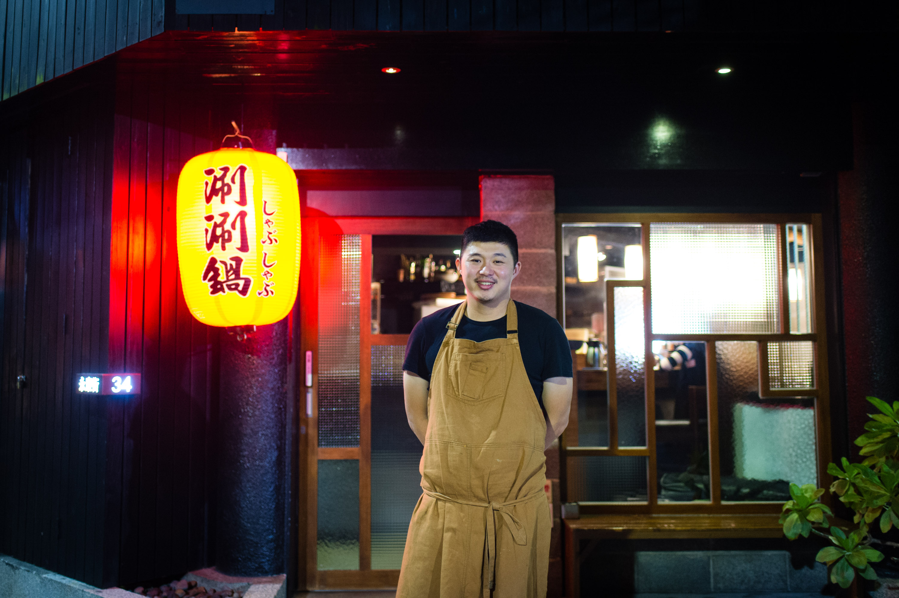 好幾年前去日本採訪，帶我們的阿姐也是個大饕家，她說她會養店，常常光顧某幾家深具潛力的餐廳，跟老闆培養關係。當時我似懂非懂，以為就是方便訂位之類的。今晚吃了這餐有錢也吃不到的深夜食堂員工餐，當初的疑惑茅塞頓開。