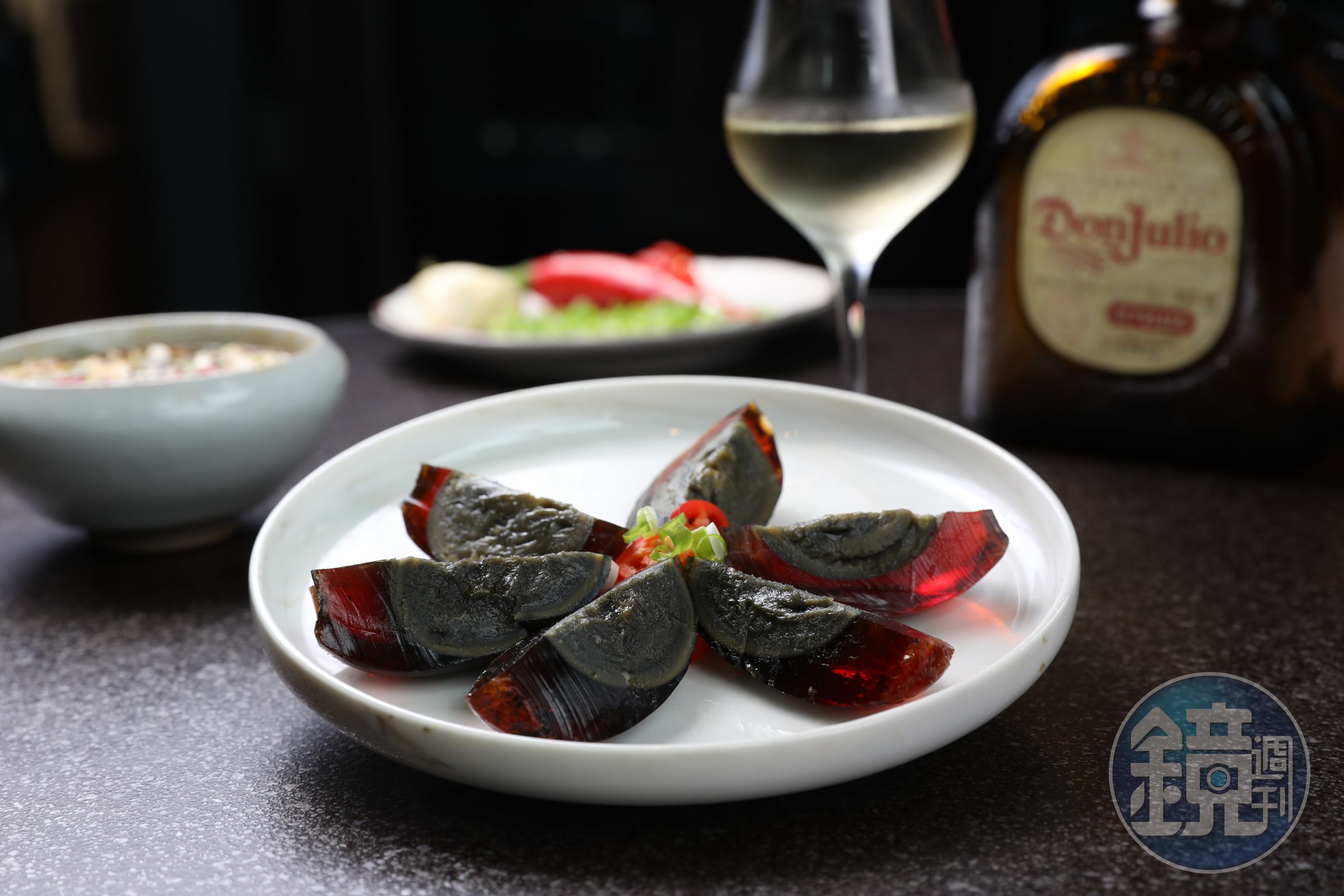 自製下酒菜「涼拌皮蛋」佐「Don Julio Reposado」龍舌蘭，中西互搭頗有趣。（400元／杯）