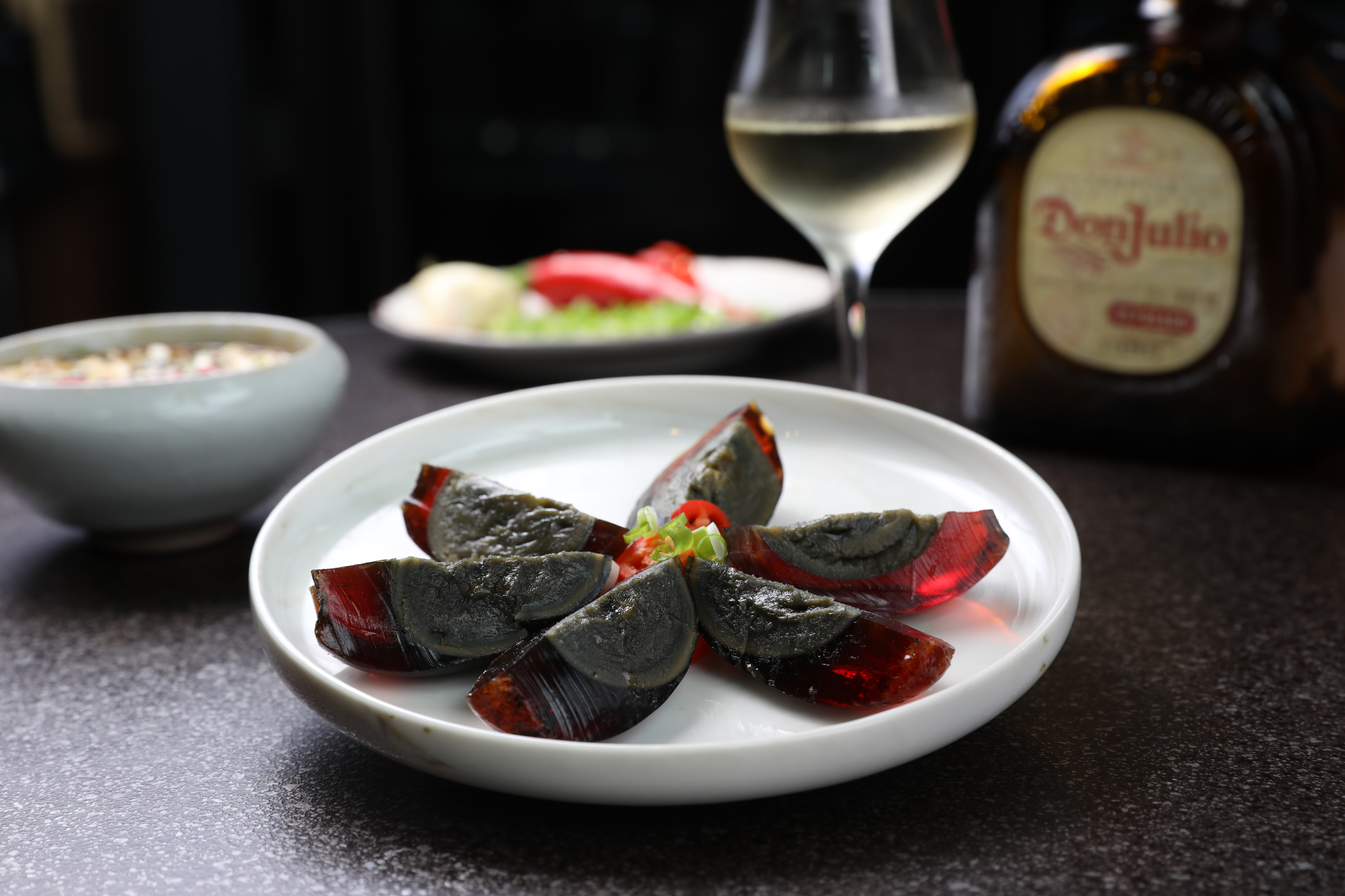 自製下酒菜「涼拌皮蛋」佐「Don Julio Reposado」龍舌蘭，中西互搭頗有趣。（400元／杯）