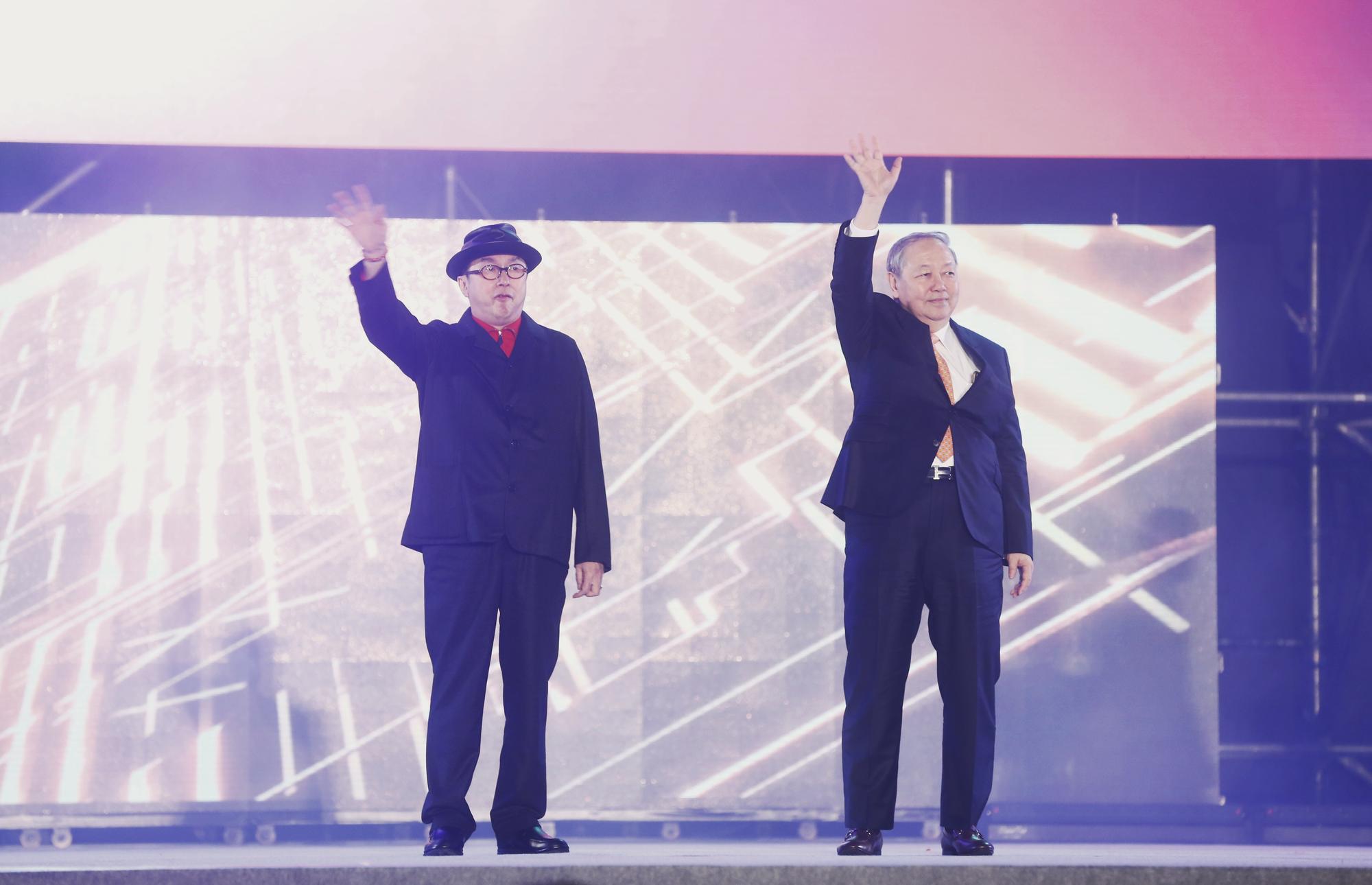 廣達今天晚上在南港展覽館舉行旺年會，董事長林百里偕副董事長梁次震一起出席。