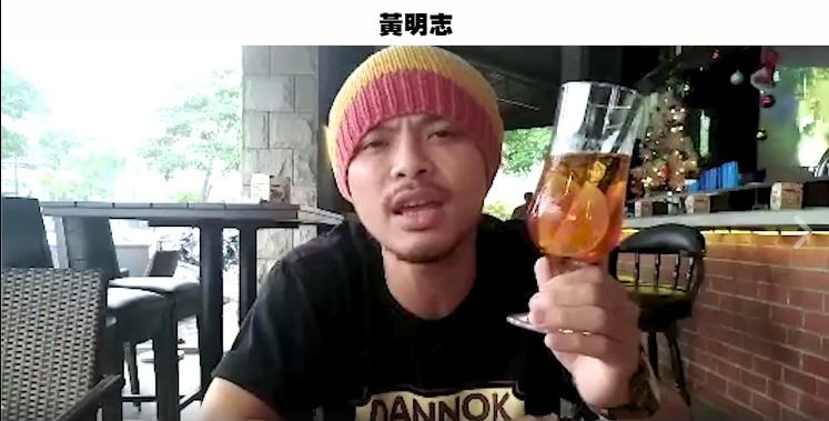 黃明志為胖虎、老田助陣合唱,邊唱邊喝雞尾酒,很有個人風格。(圖:翻攝自臉書)