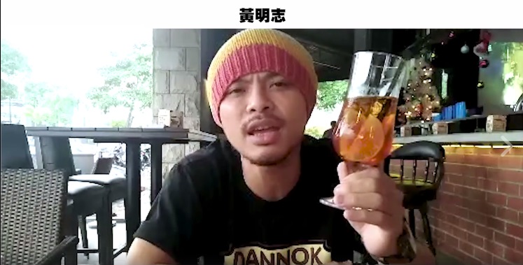 黃明志為胖虎、老田助陣合唱,邊唱邊喝雞尾酒,很有個人風格。(圖:翻攝自臉書)