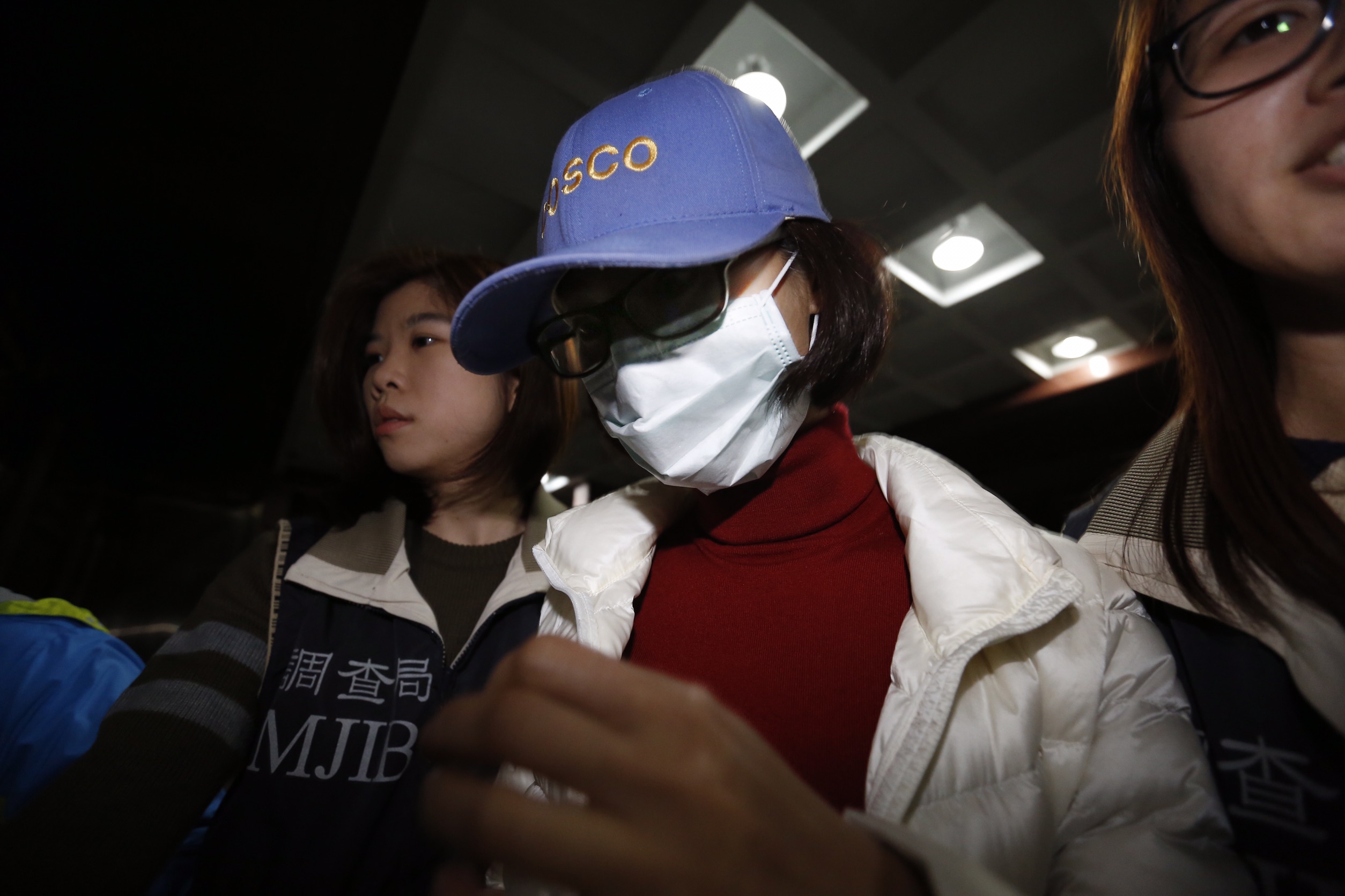 葡眾總經理曾美菁戴上口罩及帽子被移送北檢,始終不發一語。