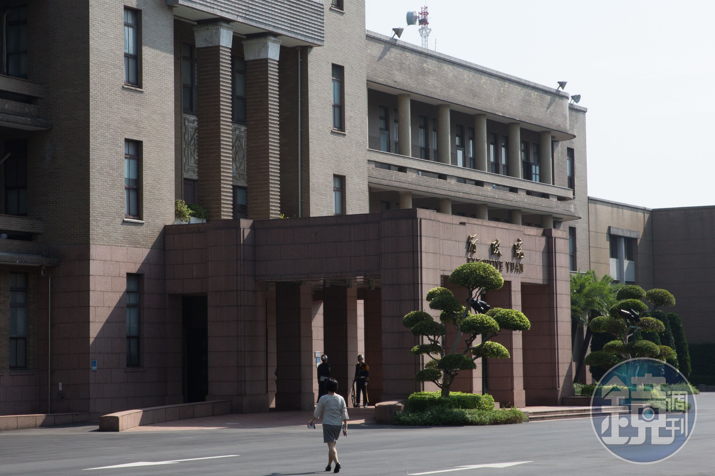 行政院院區今日上午一度發生停電，相關辦公區域陷入黑暗，冷氣等設備也暫停運作。（本刊資料照）