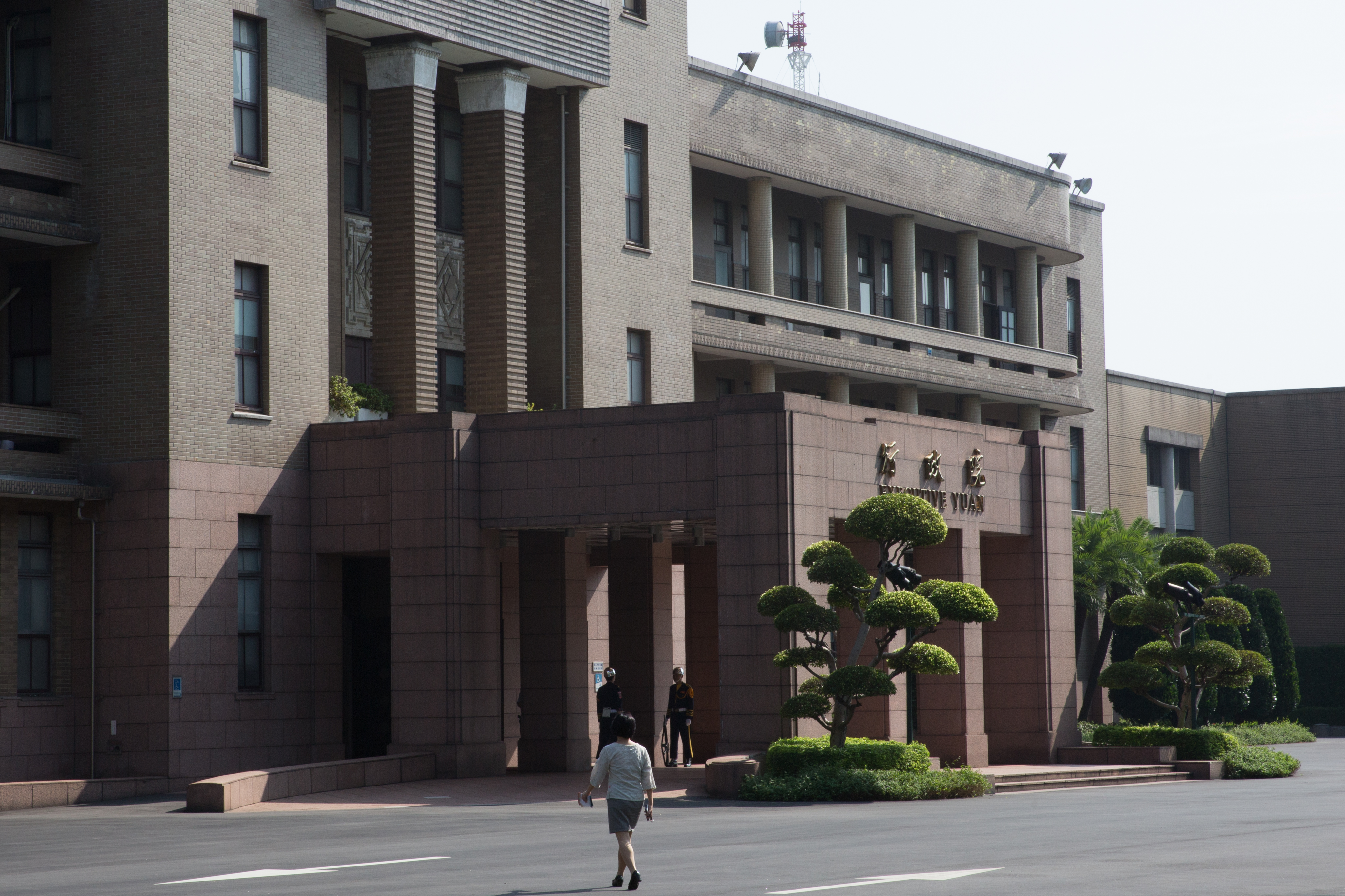 行政院院區今日上午一度發生停電,相關辦公區域陷入黑暗,冷氣等設備也暫停運作。(本刊資料照)