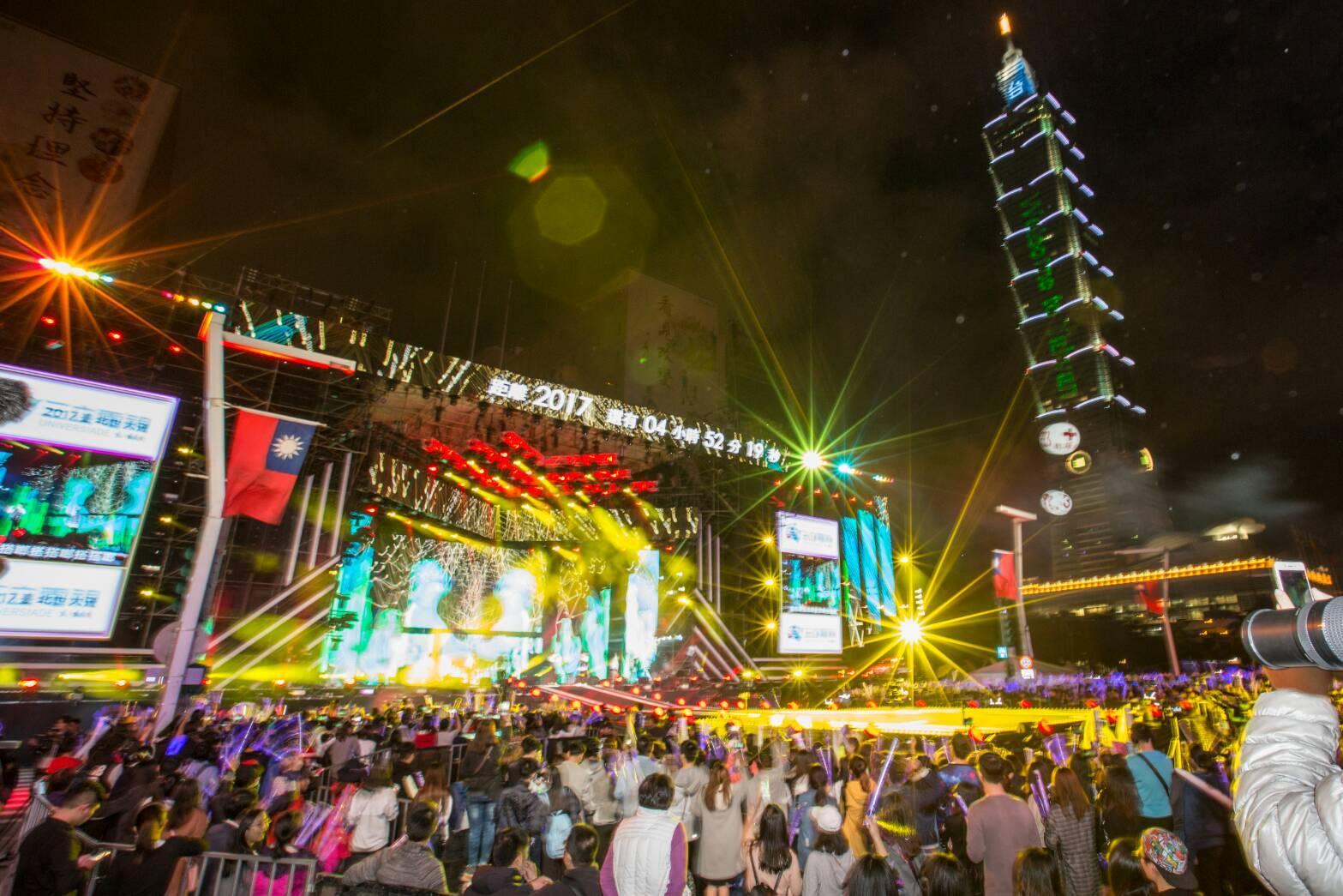 民眾聚集在台北市政府前，準備倒數。