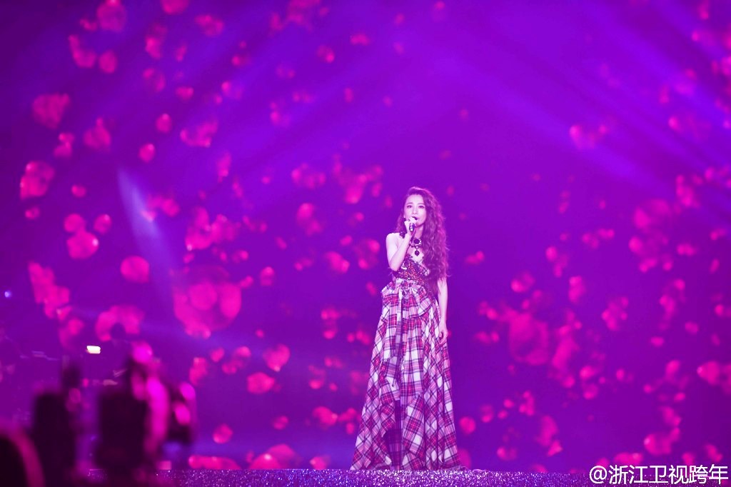 Hebe田馥甄在浙江衛視演唱三首歌曲，身穿Gucci春夏新款洋裝，因胸口有豹紋圖案，被歌迷打趣她是「豹乳」登場。（翻攝自浙江衛視跨年微博）