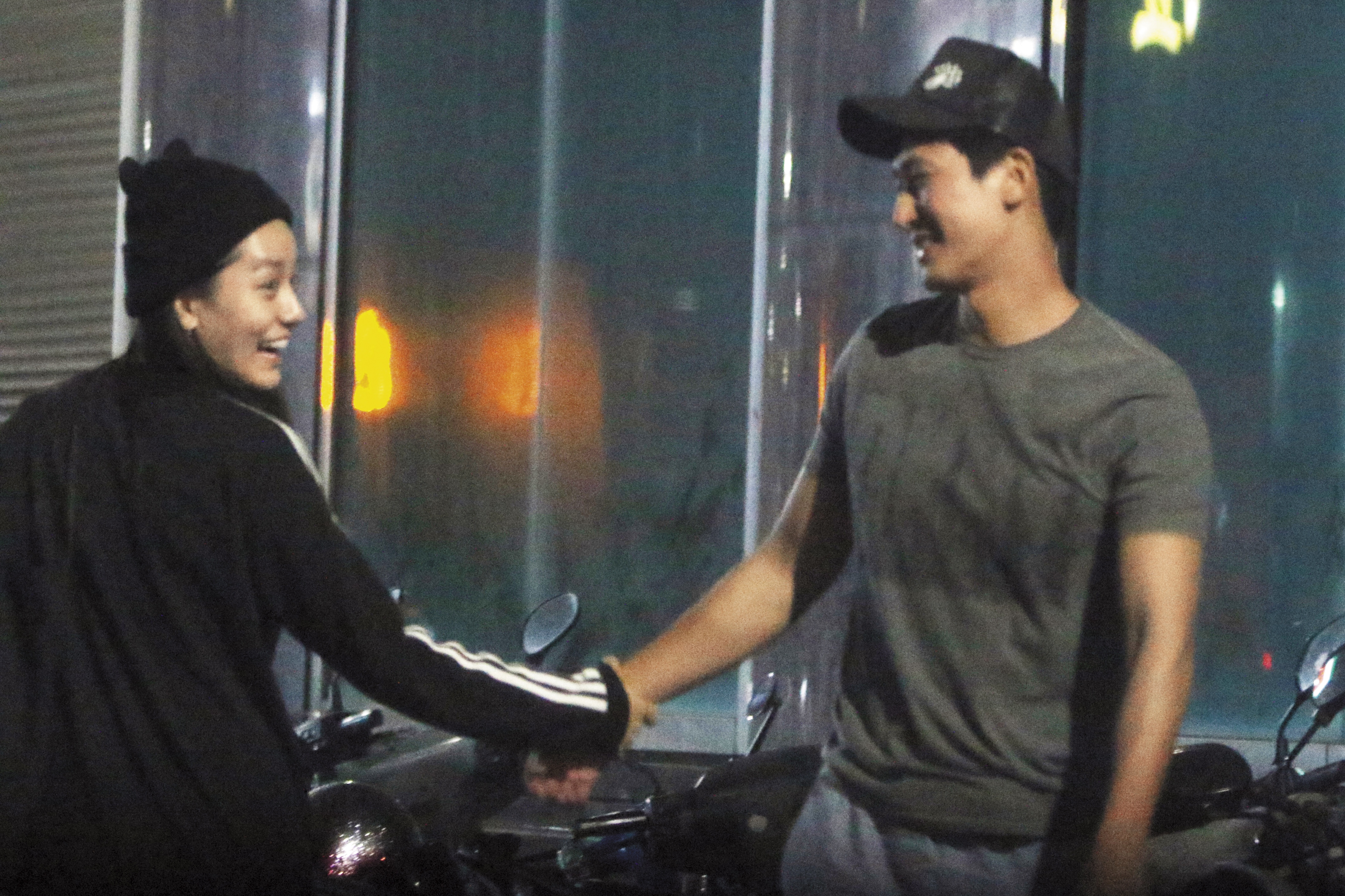 【搶鏡頭】小蠻和他路邊前戲　賴琳恩為何翻白眼？