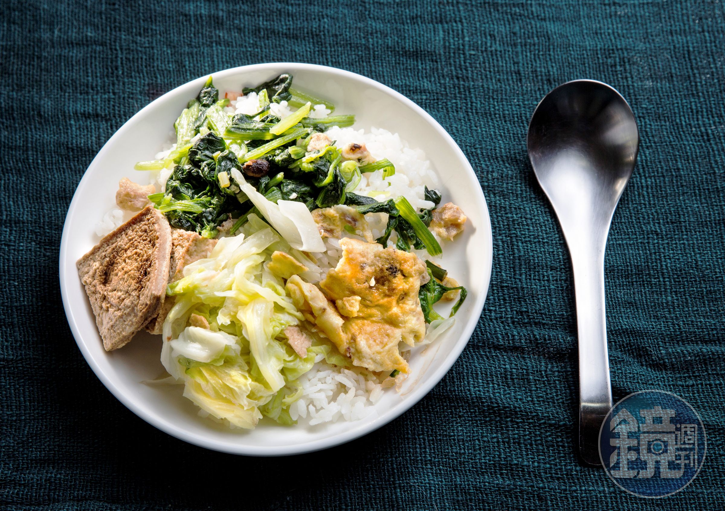 75歲的沈美的午餐，是昨晚一家6口吃過、3個孫子包完便當後的剩菜。