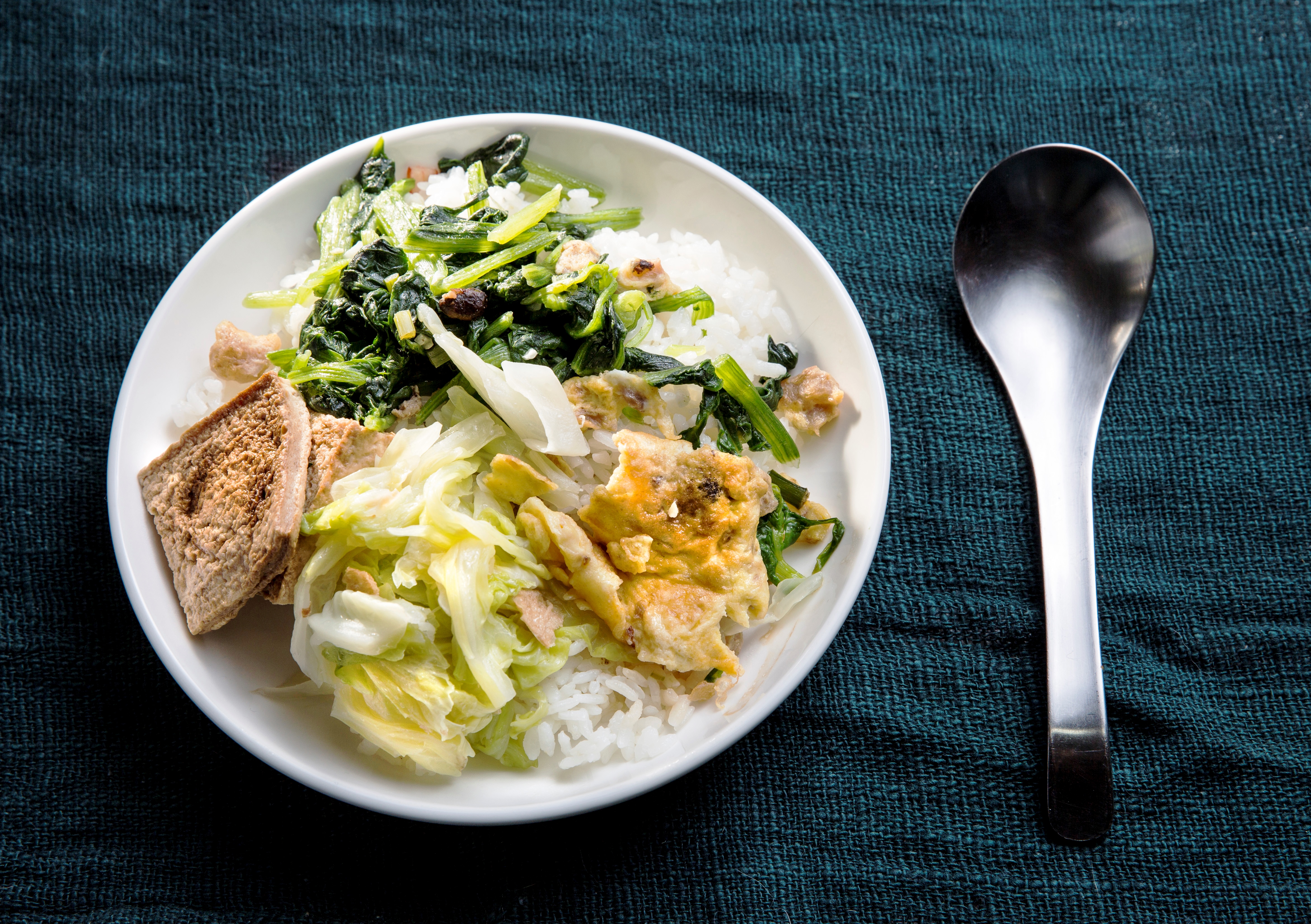 75歲的沈美的午餐，是昨晚一家6口吃過、3個孫子包完便當後的剩菜。