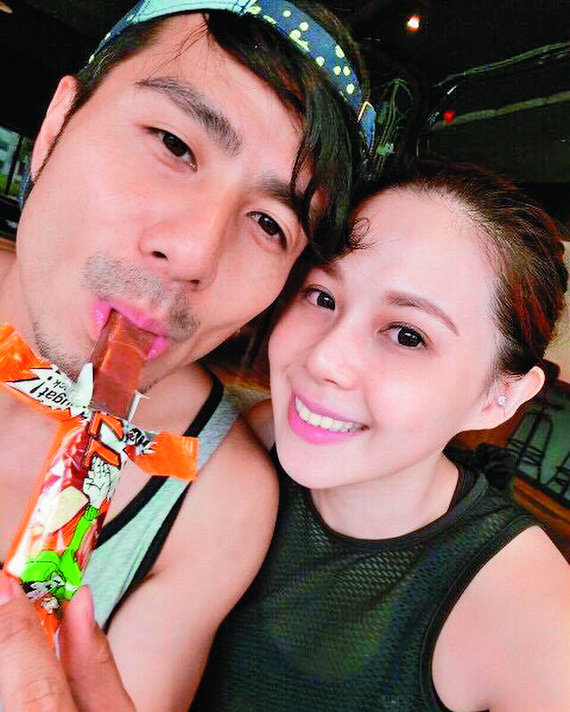 與太太羅鈺庭於2014年結婚，兩人不時上網曬恩愛。（翻攝自郭彥甫臉書）