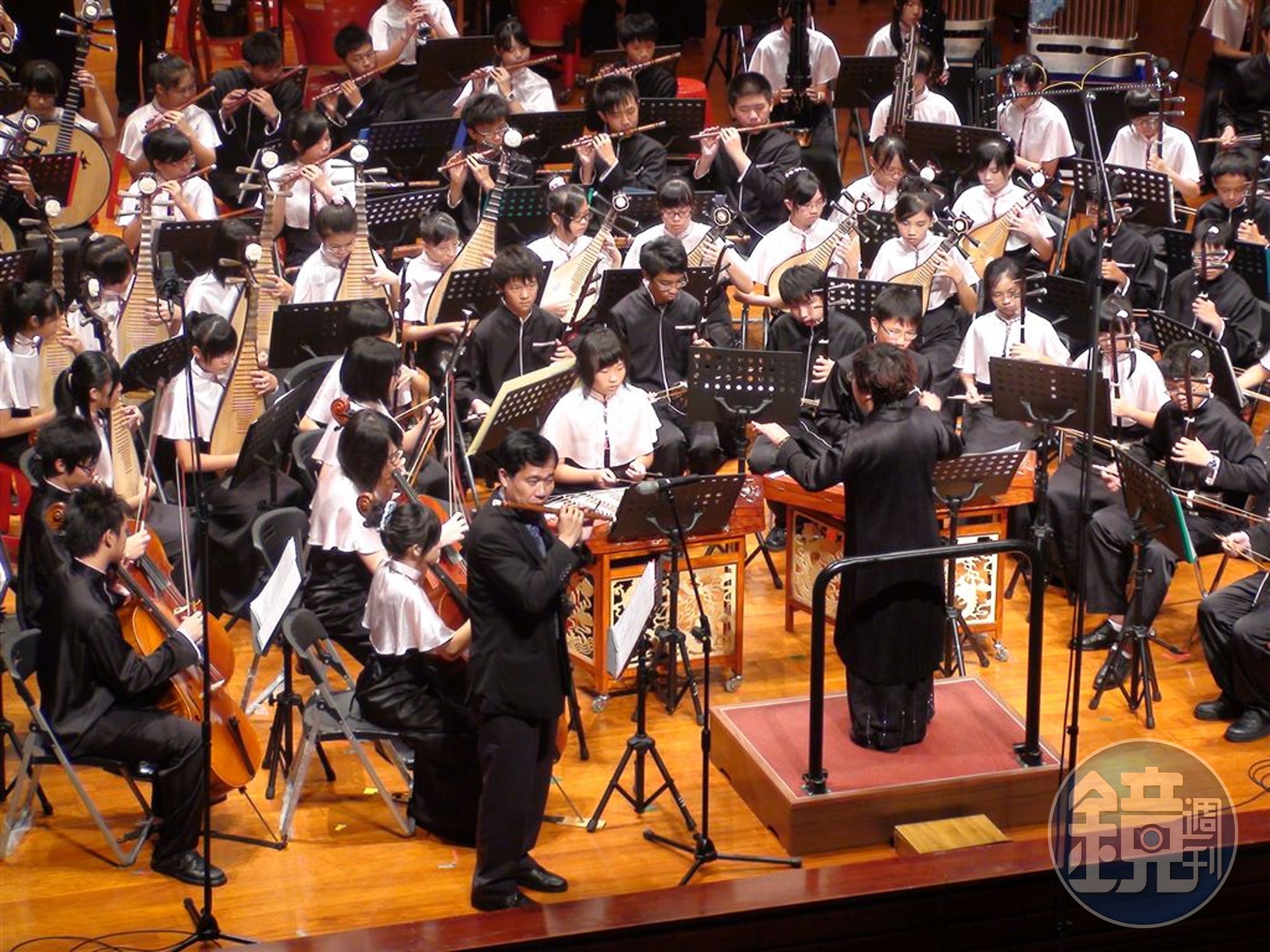 宋慶瑋是笛子高手，成立青少年國樂音樂班，常與學生合奏表演。