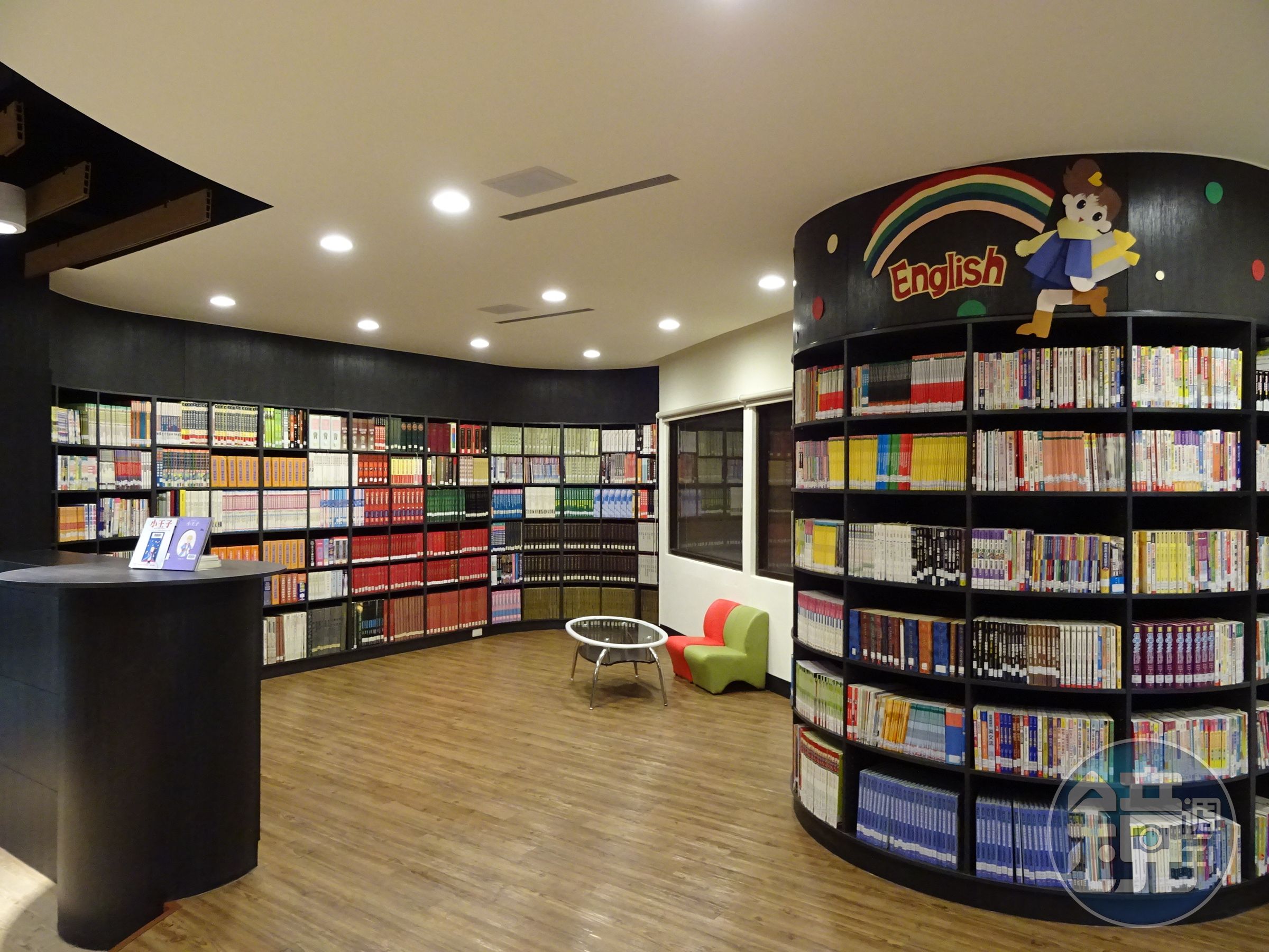 福豐國中圖書館藏書3萬8000冊，還可線上借書，堪稱誠品級的閱覽環境。
