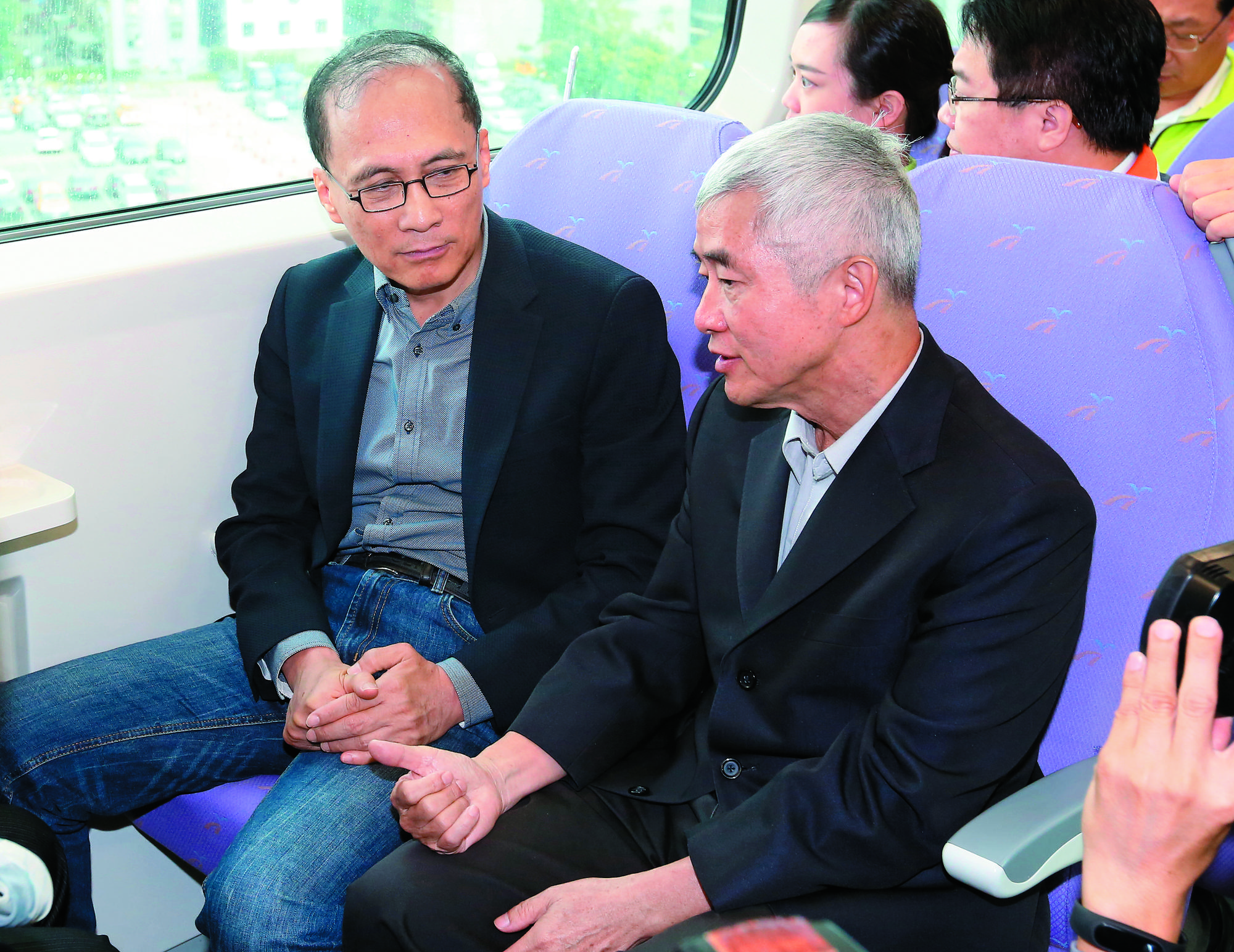 民進黨政府上台後,行政院長林全(左)與交通部長賀陳旦(右)去年12月初試乘機場捷運,林全更明確表示,希望通車日期越快越好。