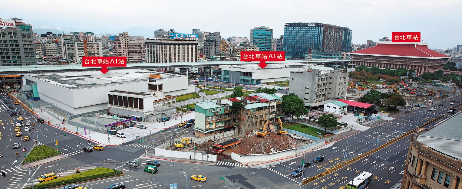 桃園機場捷運A1站(台北雙子星大樓)就位在台北車站西側,目前僅剩外圍的人行道還在施工,一切都已經準備就緒就等通車。