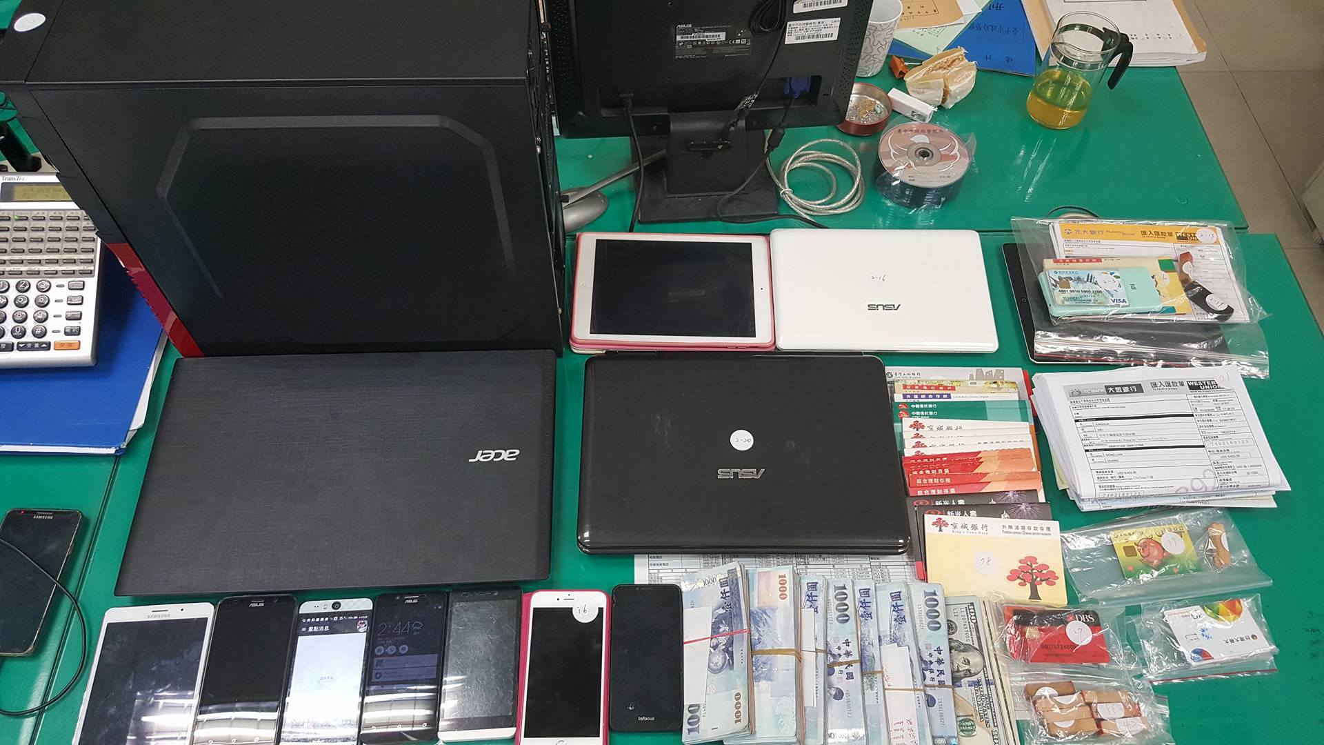 李鵑汝使用多張手機門號，分別詐騙國人和外籍人士。