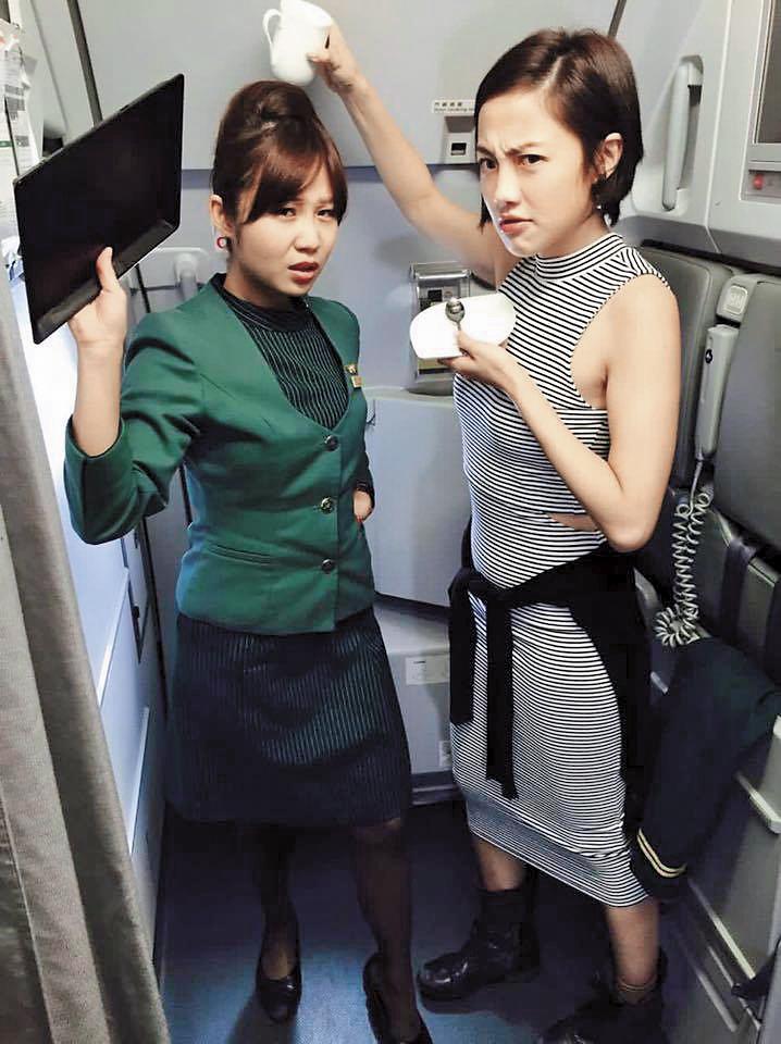 因為《空姐》，小8（右）搭飛機常和真空姐「相見歡」，還被要求擺劇中搞笑姿勢拍照。（翻攝自張允曦臉書）