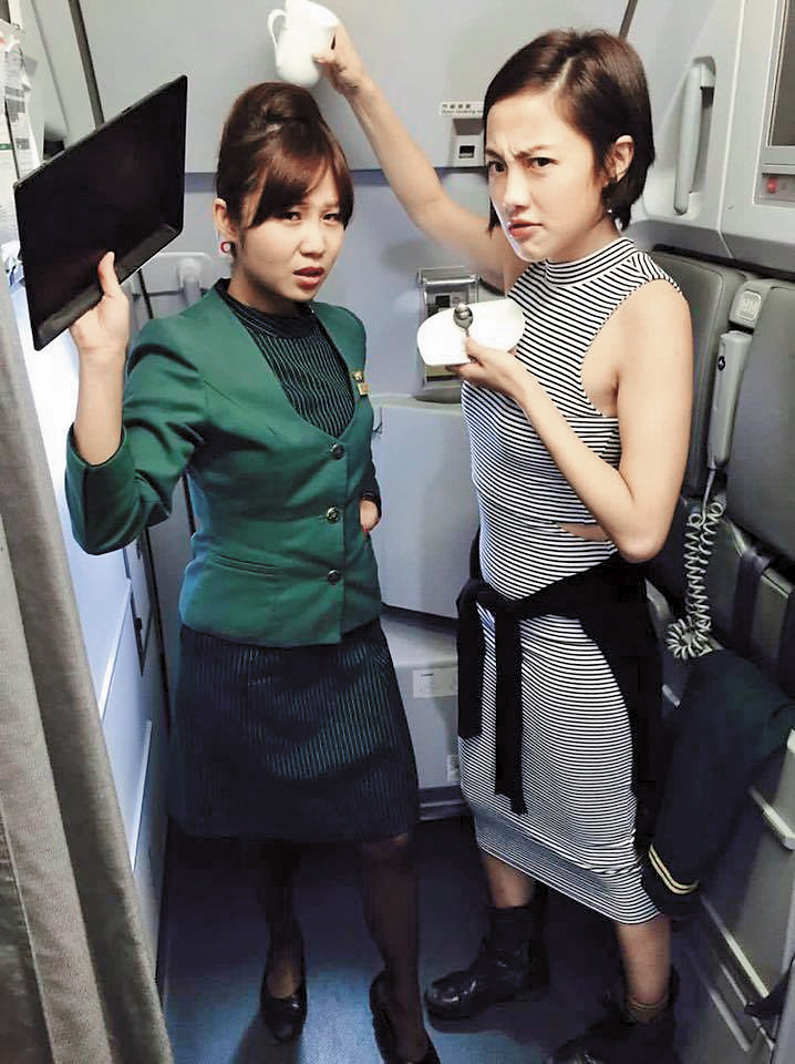 因為《空姐》，小8（右）搭飛機常和真空姐「相見歡」，還被要求擺劇中搞笑姿勢拍照。（翻攝自張允曦臉書）