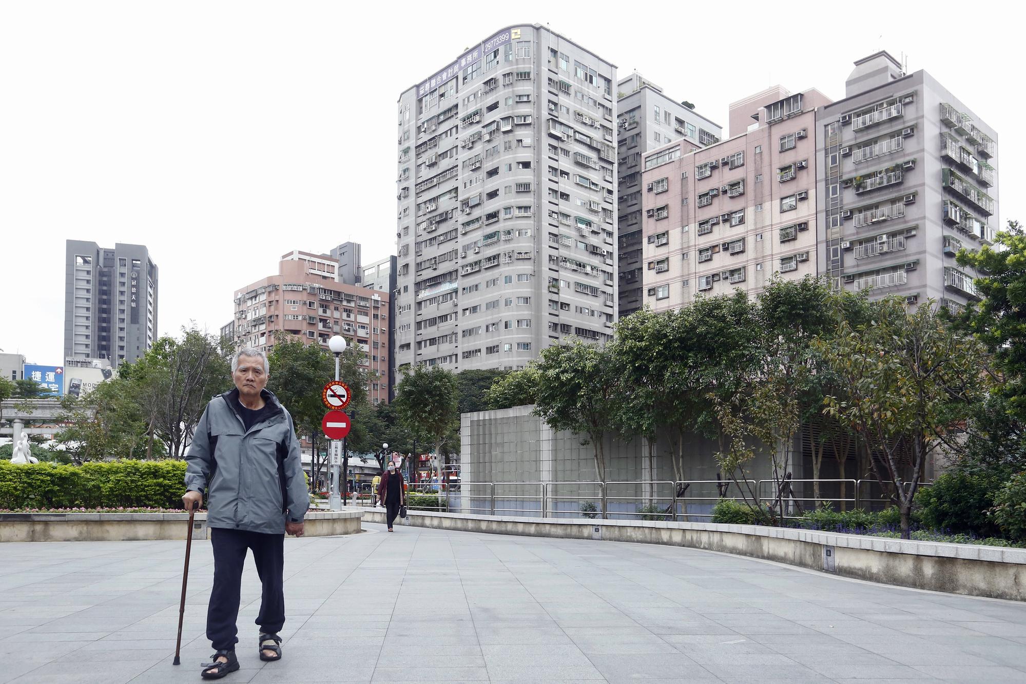 張金鶚想推動的以房養老，是把房屋捐贈給有老人安養照顧的社福團體，並由其負責日後生活起居。