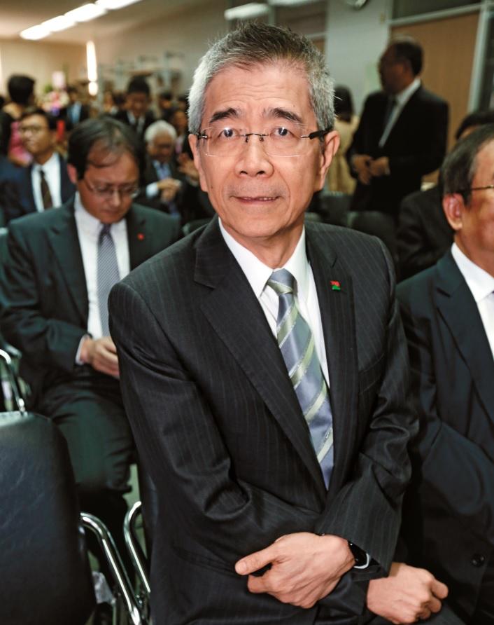 在倒數階段才被李昌霖從別的陣營挖角過來的信義房屋董事長周俊吉。