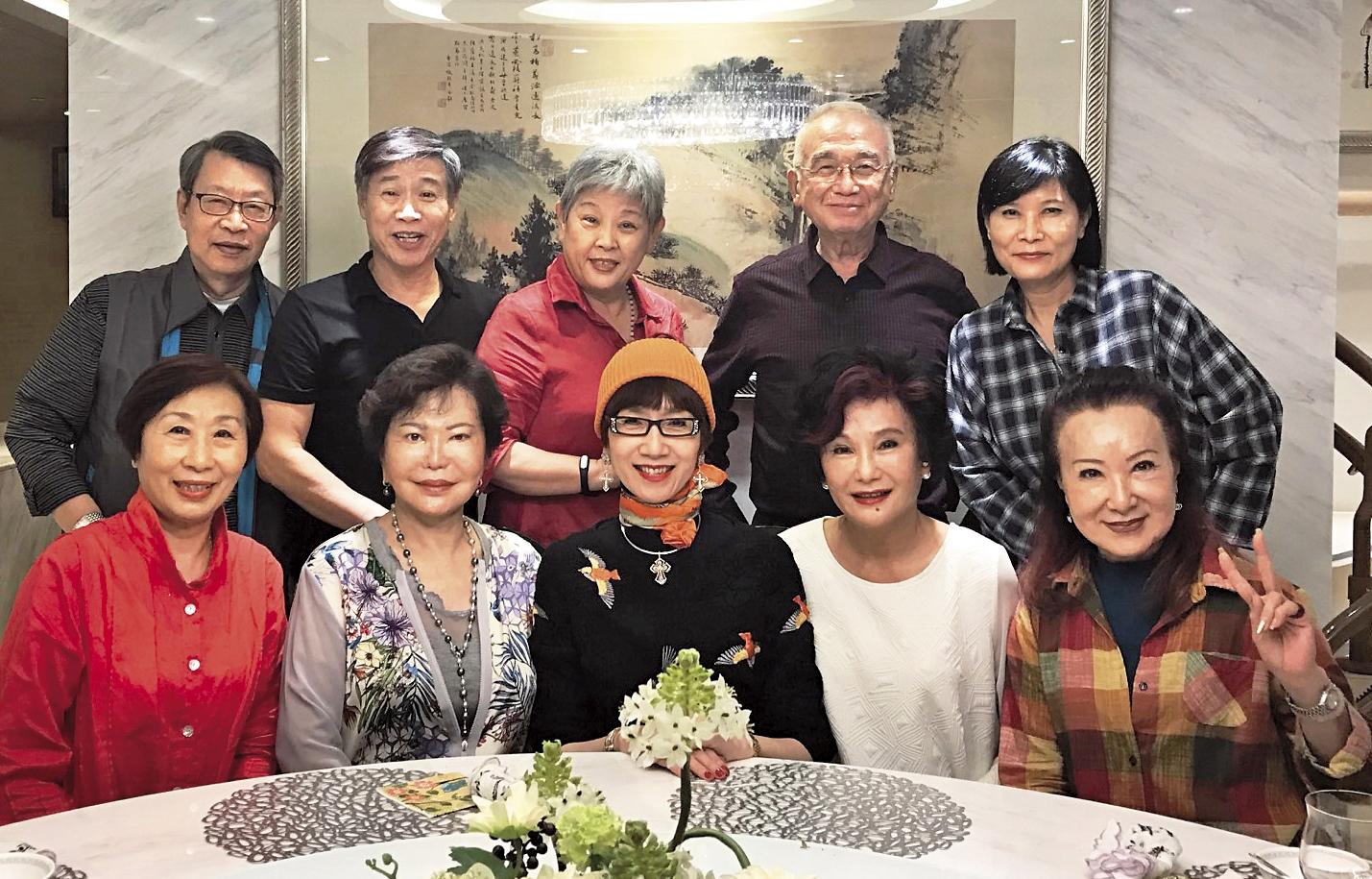 在12年半的法律追訴期滿後,朱婉清悄悄回台,並約昔日好友在家中相聚,知名京劇名伶郭小莊、資深演員胡錦等人都是座上賓。前排右起為趙復芬、胡錦、郭小莊、朱婉清;後排右起分別為:王海波、何景賢、孫麗虹、朱陸豪、顧安生。(讀者提供)