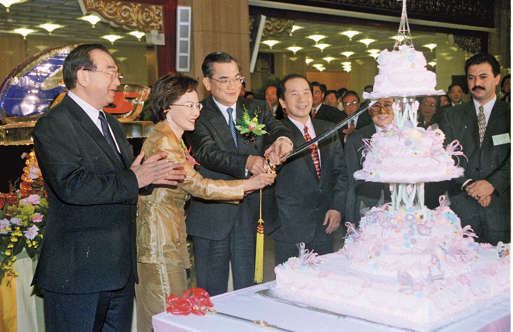 朱婉清(左2)任央廣董事長時,還和時任副總統的連戰(左3)一起開心切蛋糕,與連家的好交情不言而喻。(中央社)