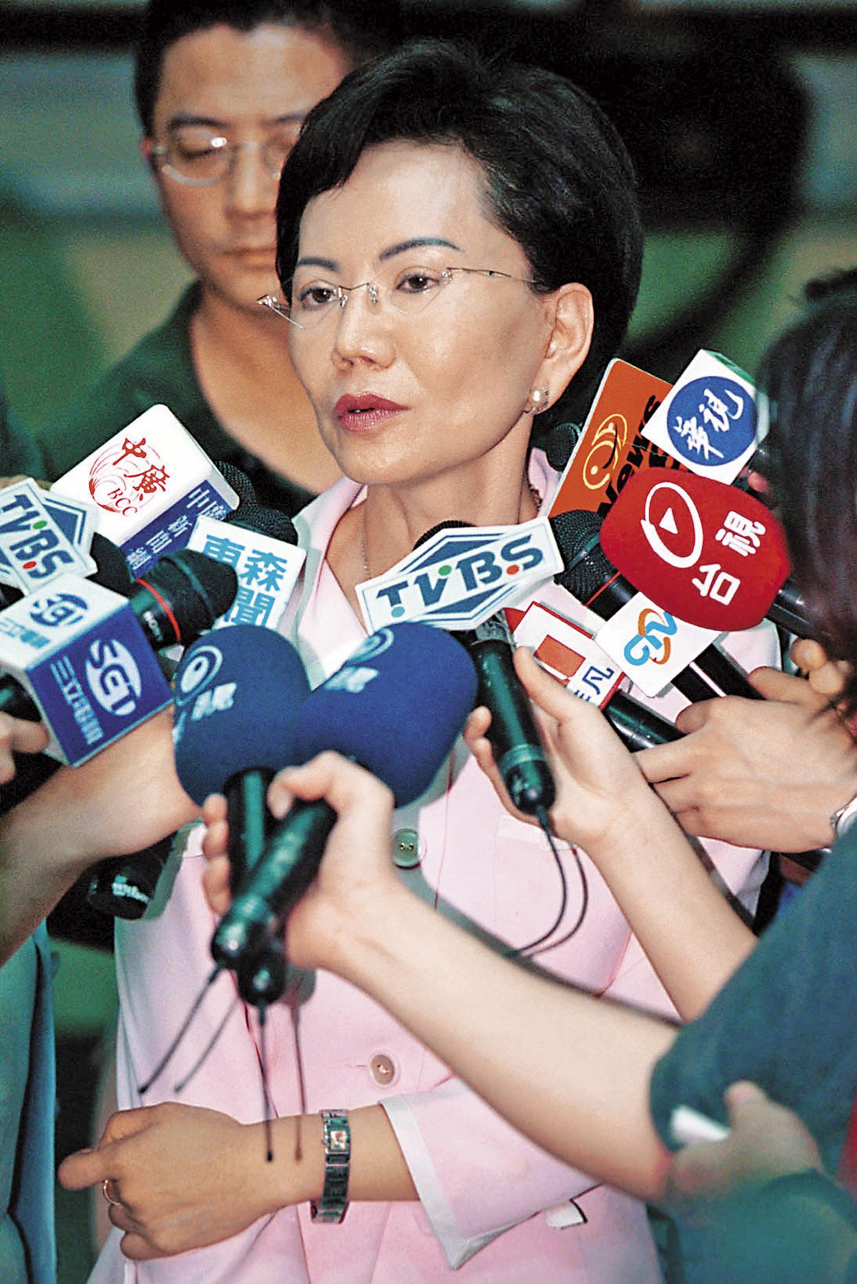 朱婉清當年被控侵吞中央廣播電台公款,遭檢調約談後,面對大批媒體頻頻喊冤,但隨即潛逃美國。(中央社)