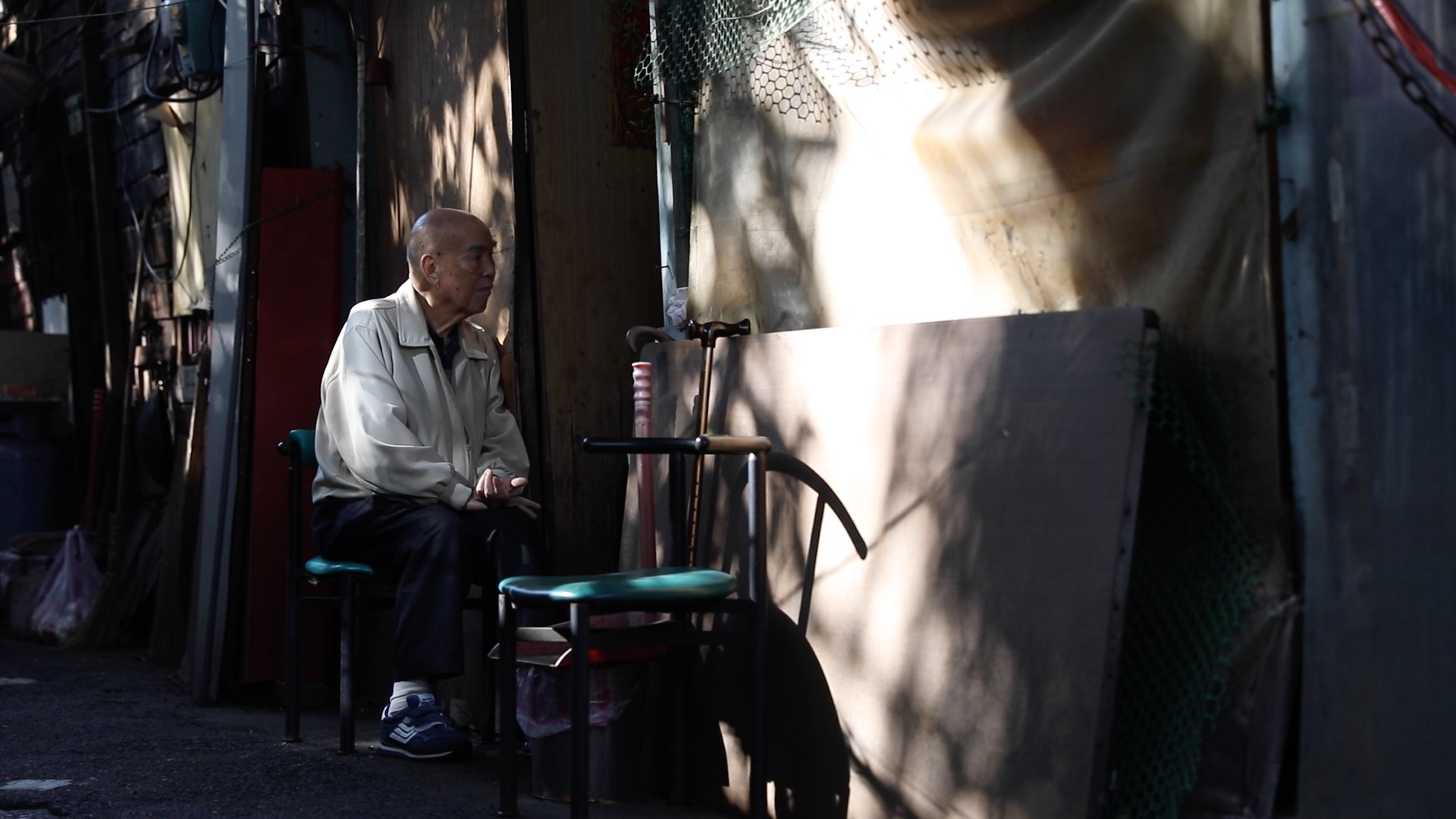 廟旁的居民正看著電視，享受午後的時光。